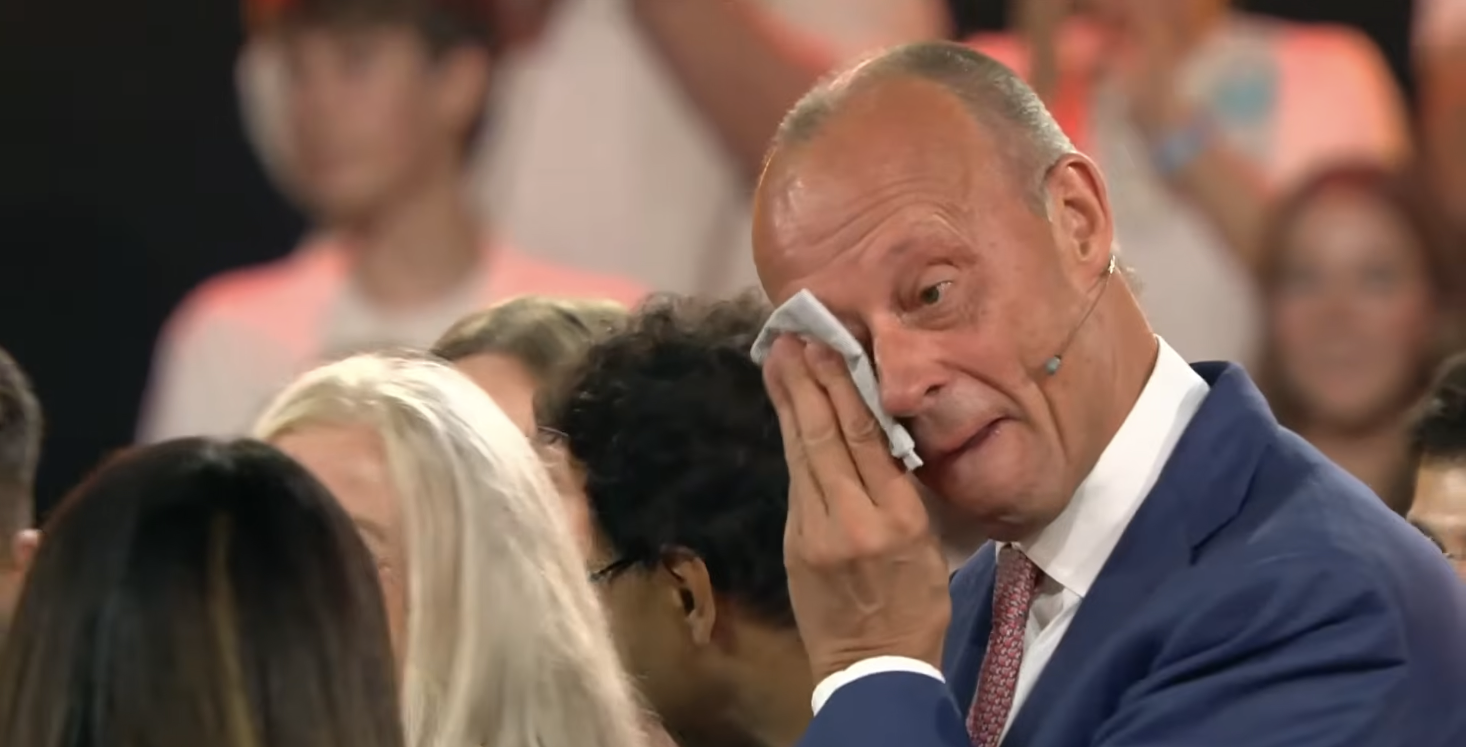 Friedrich Merz wischt sich die Tränen aus dem Gesicht | Quelle: YouTube