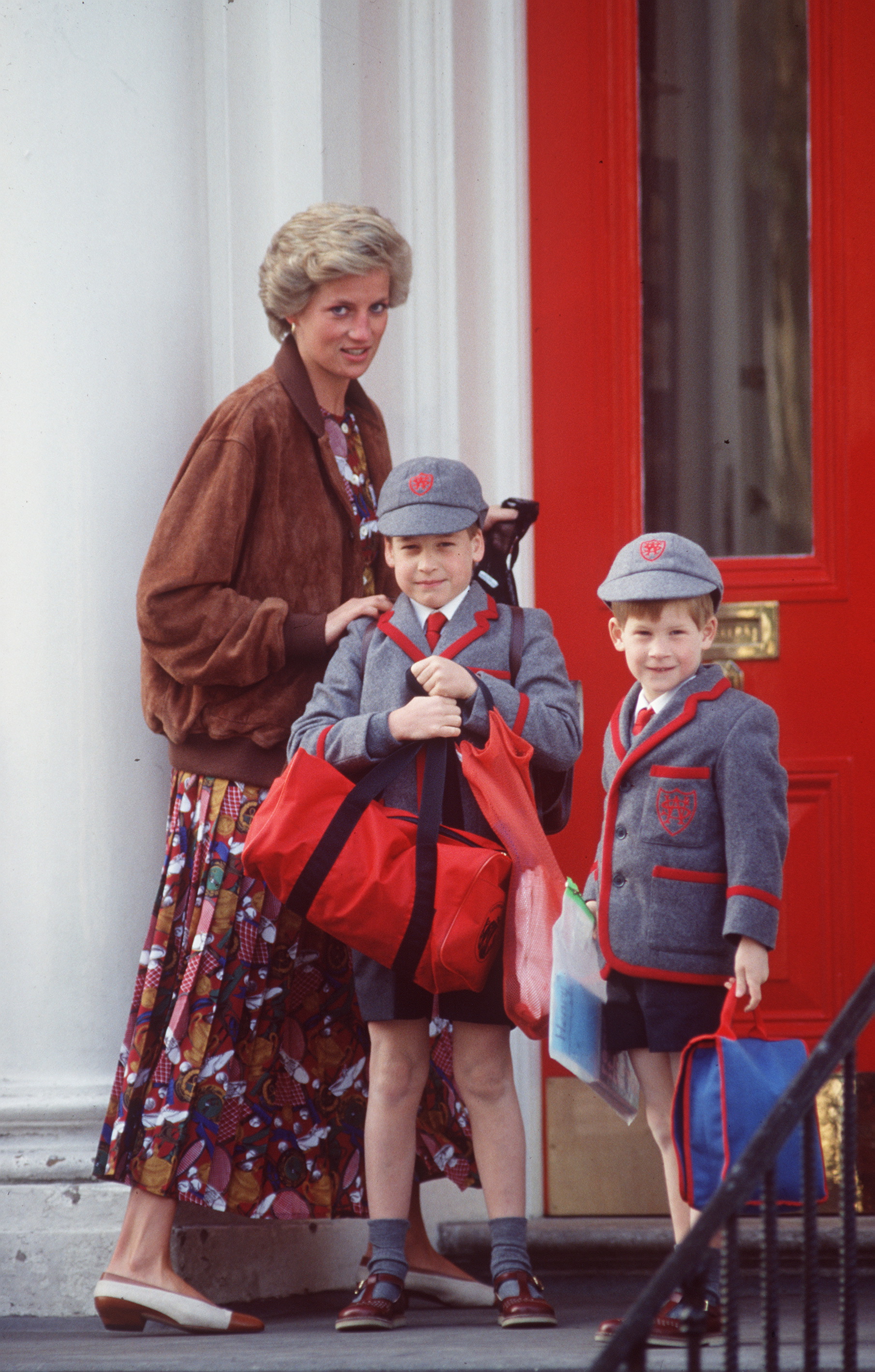 William und Harry kehrten im April 1990 mit ihrer Mutter, Prinzessin Diana, nach London zurück, um wieder auf die Wetherby School zu gehen. Als Schulkinder nutzten die Brüder „Wales“ als Nachnamen, den sie vom damaligen Titel ihres Vaters Charles ableiteten. | Quelle: Getty Images