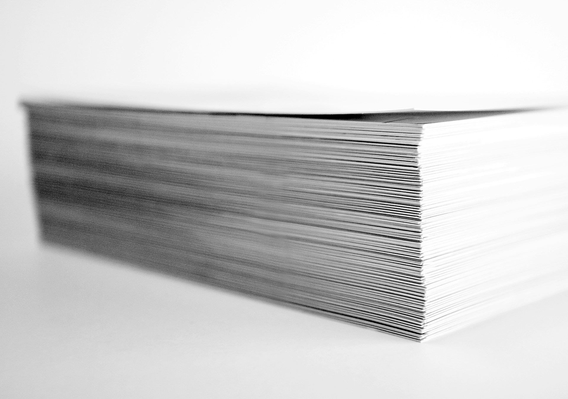 Ein Stapel Papier | Quelle: Unsplash