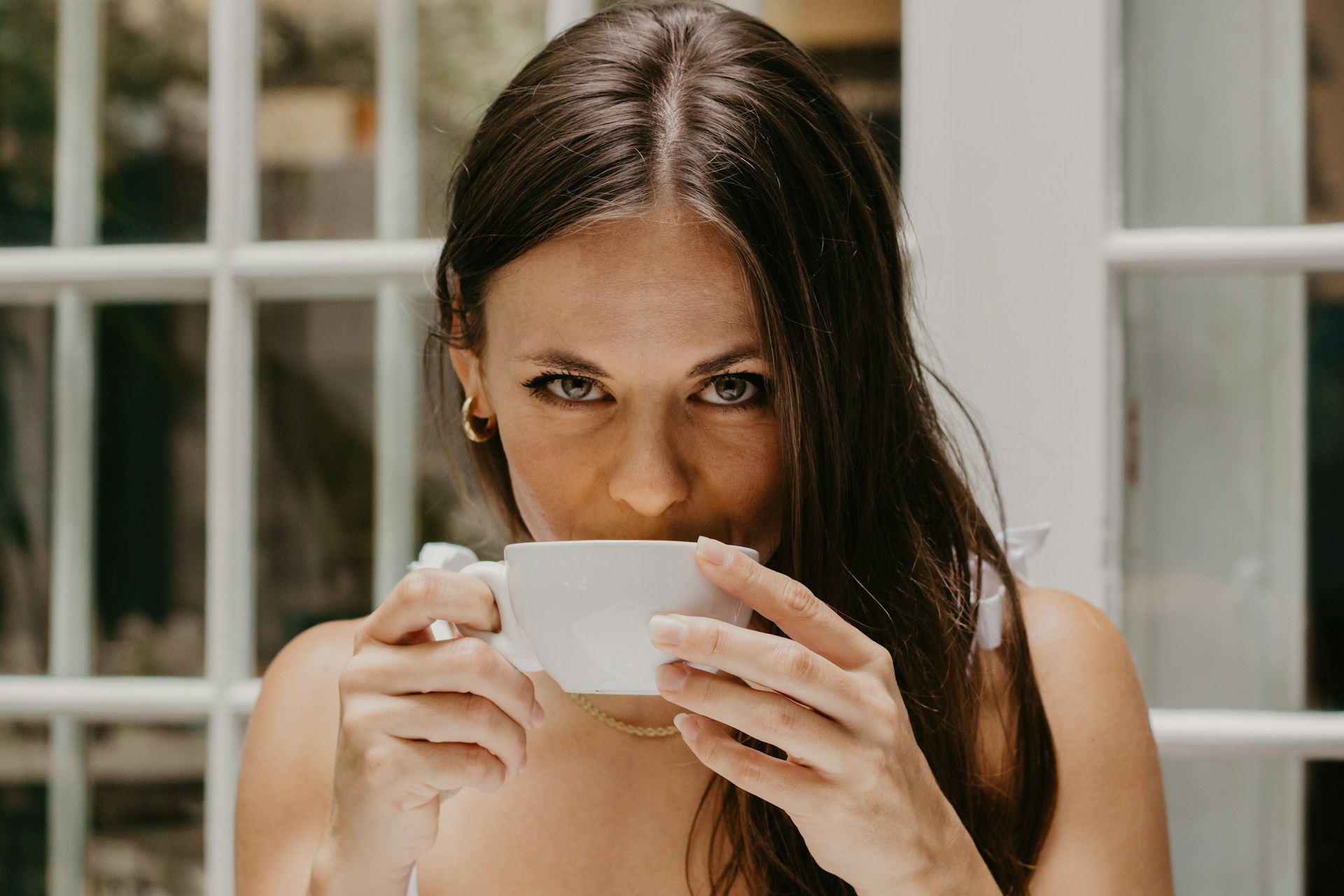Eine Frau trinkt eine Tasse Kaffee | Quelle: Unsplash