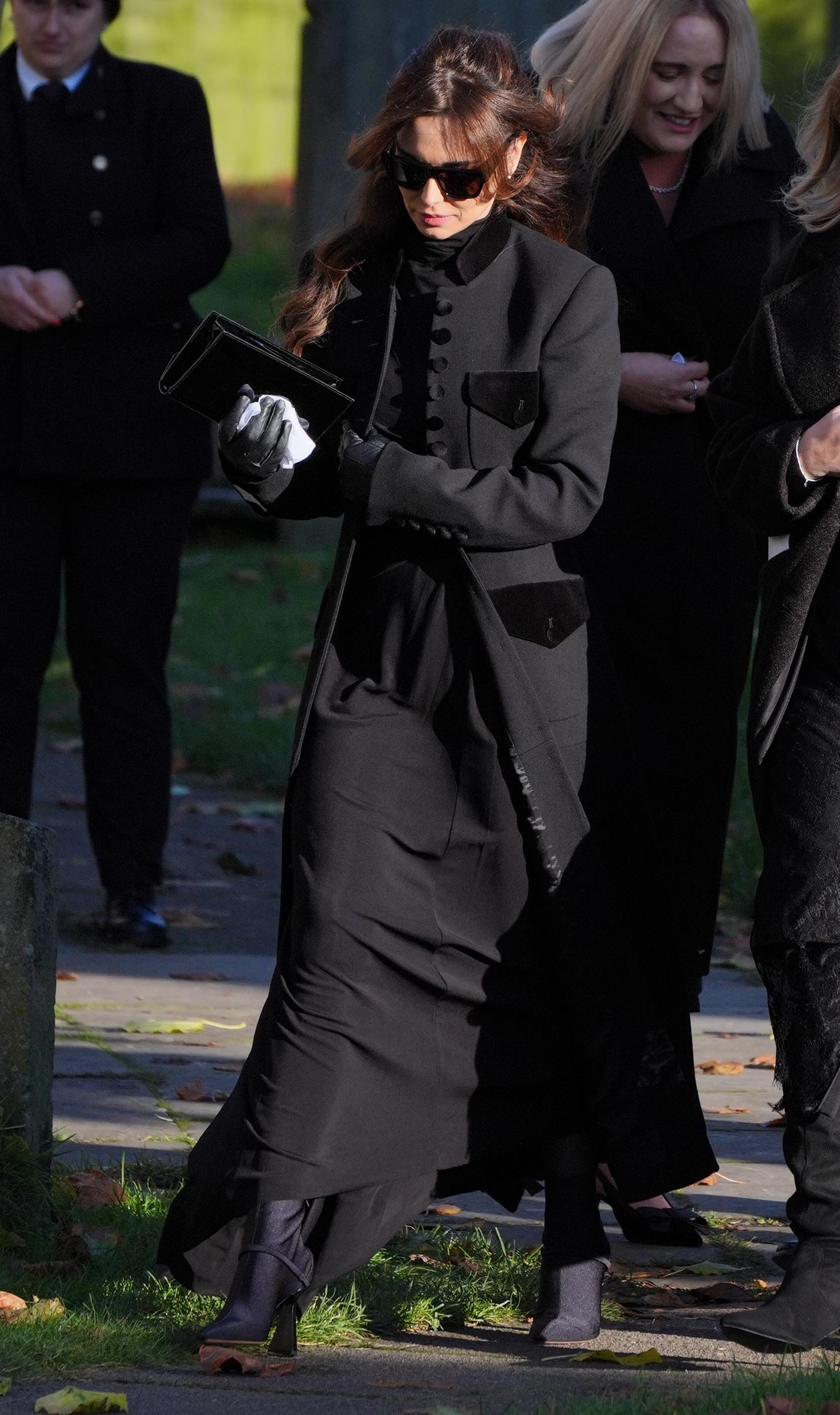 Cheryl Tweedy nach der Trauerfeier von Liam Payne in der St. Mary's Church am 20. November 2024 in Amersham, England. | Quelle: Getty Images