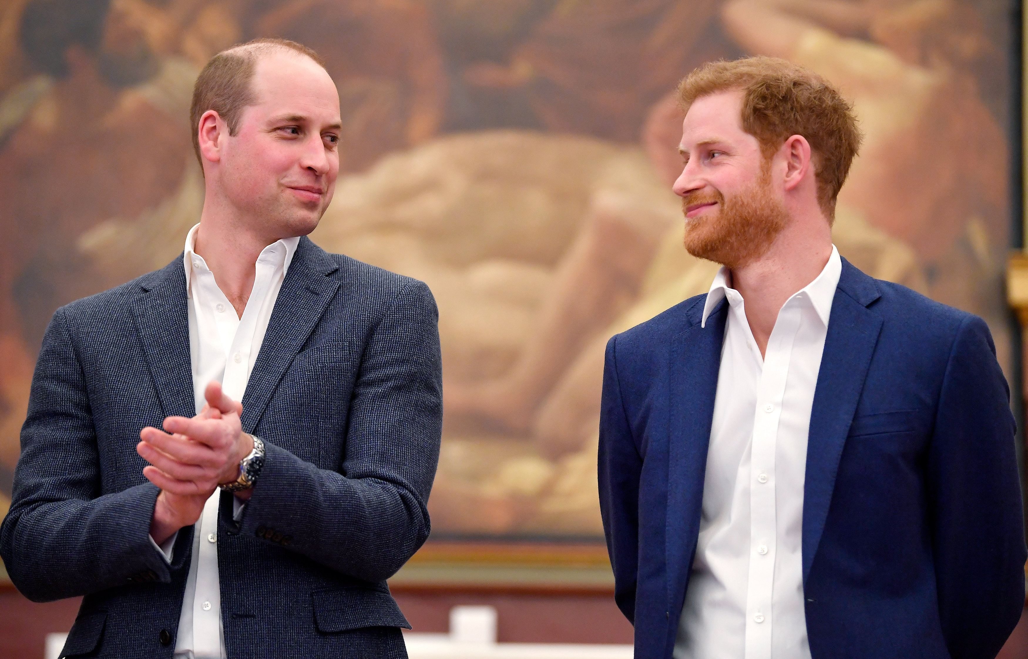 Prinz William und Prinz Harry besuchen die Eröffnung des Greenhouse Sports Centre am 26. April 2018 in London, England. | Quelle: Getty Images