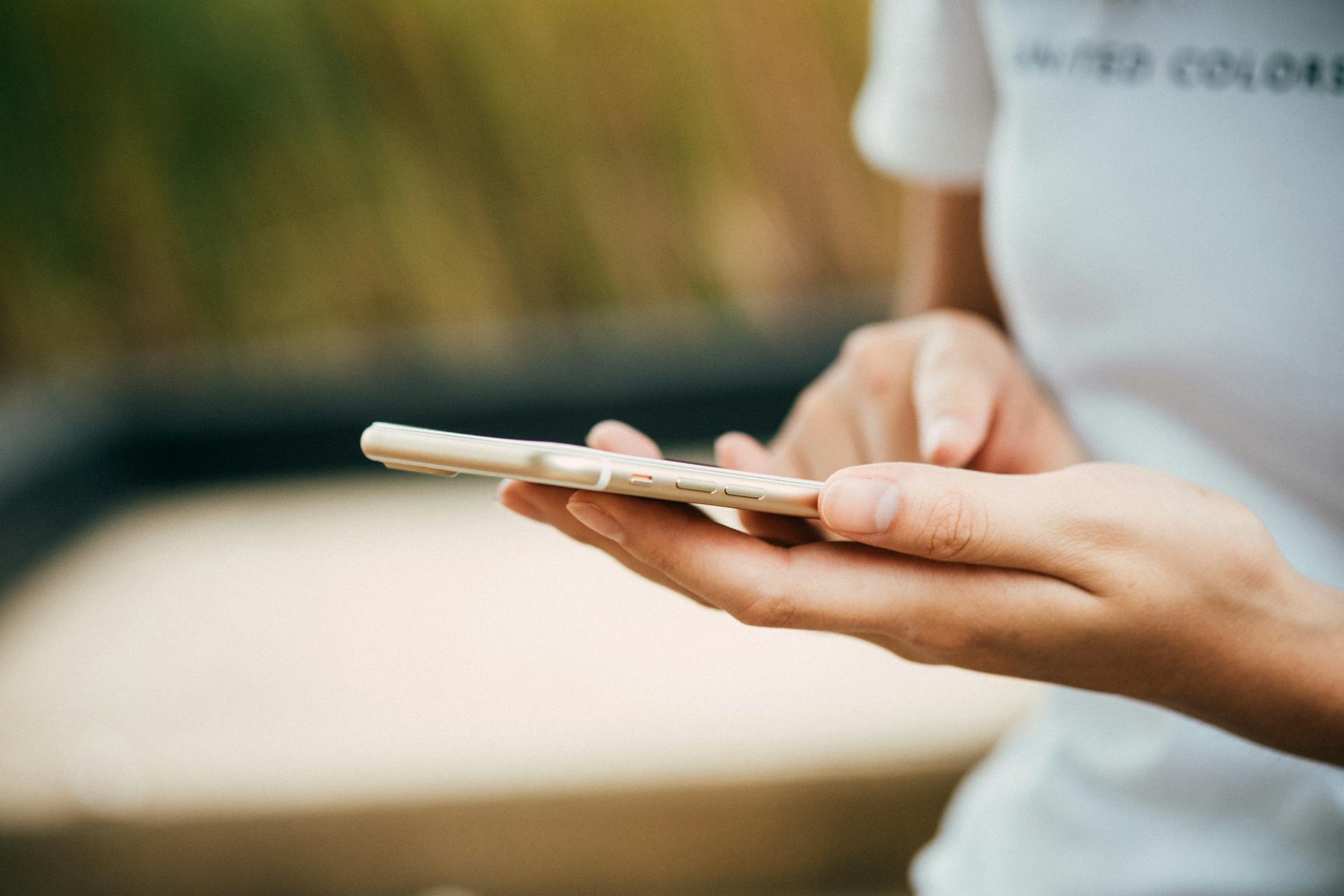 Eine Frau, die eine SMS auf ihrem Handy schreibt | Quelle: Pexels