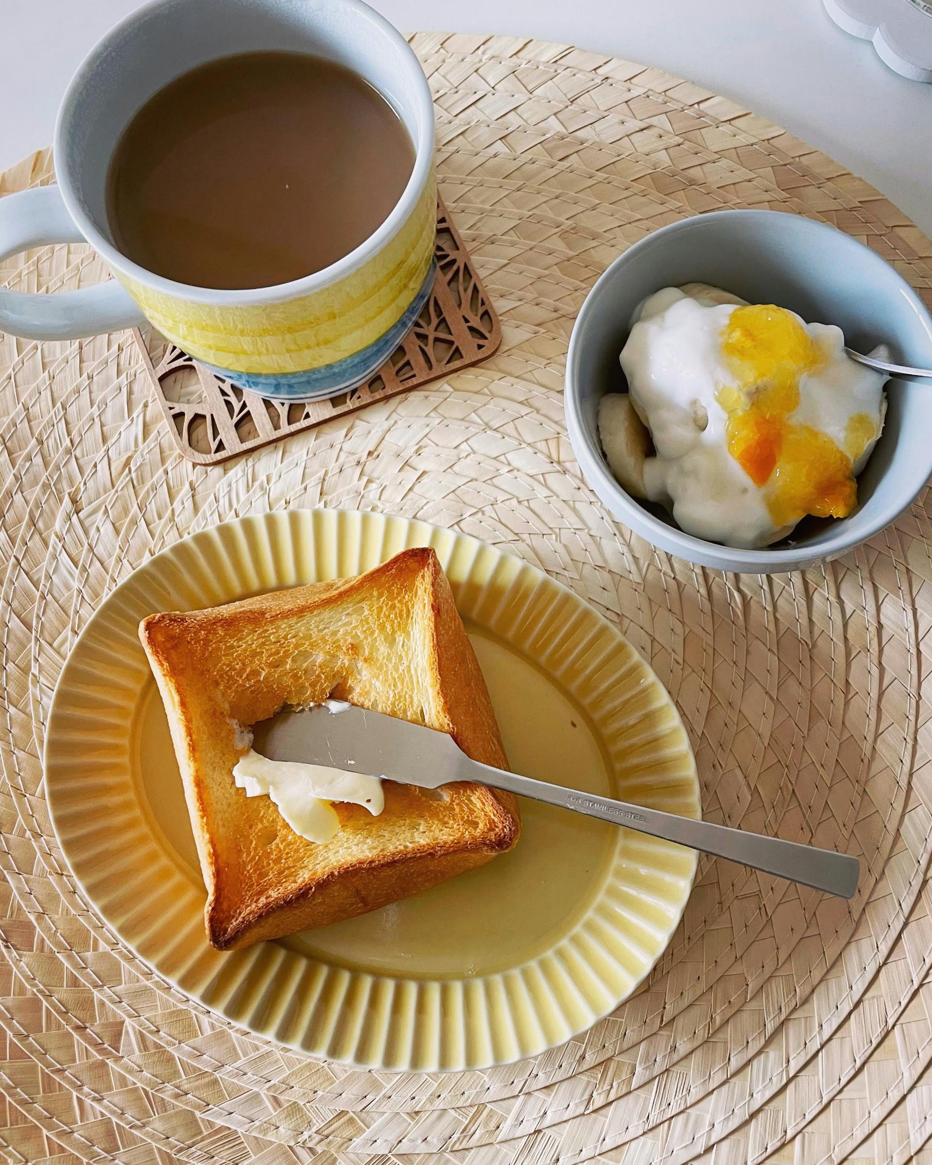 Gebutterter Toast, Kaffee und Müsli | Quelle: Pexels