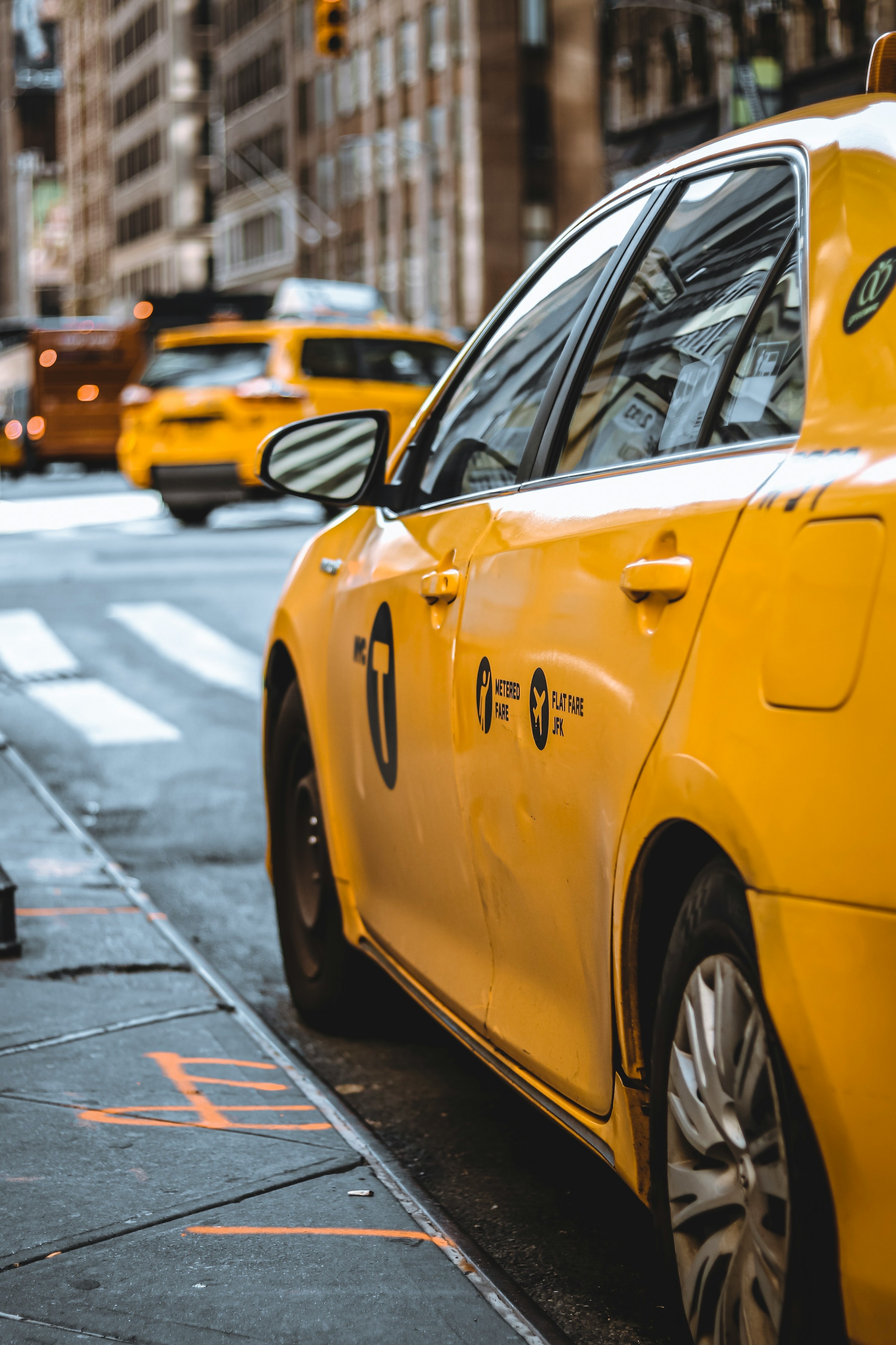 Nahaufnahme eines Taxis in der Nähe eines Gebäudes | Quelle: Unsplash