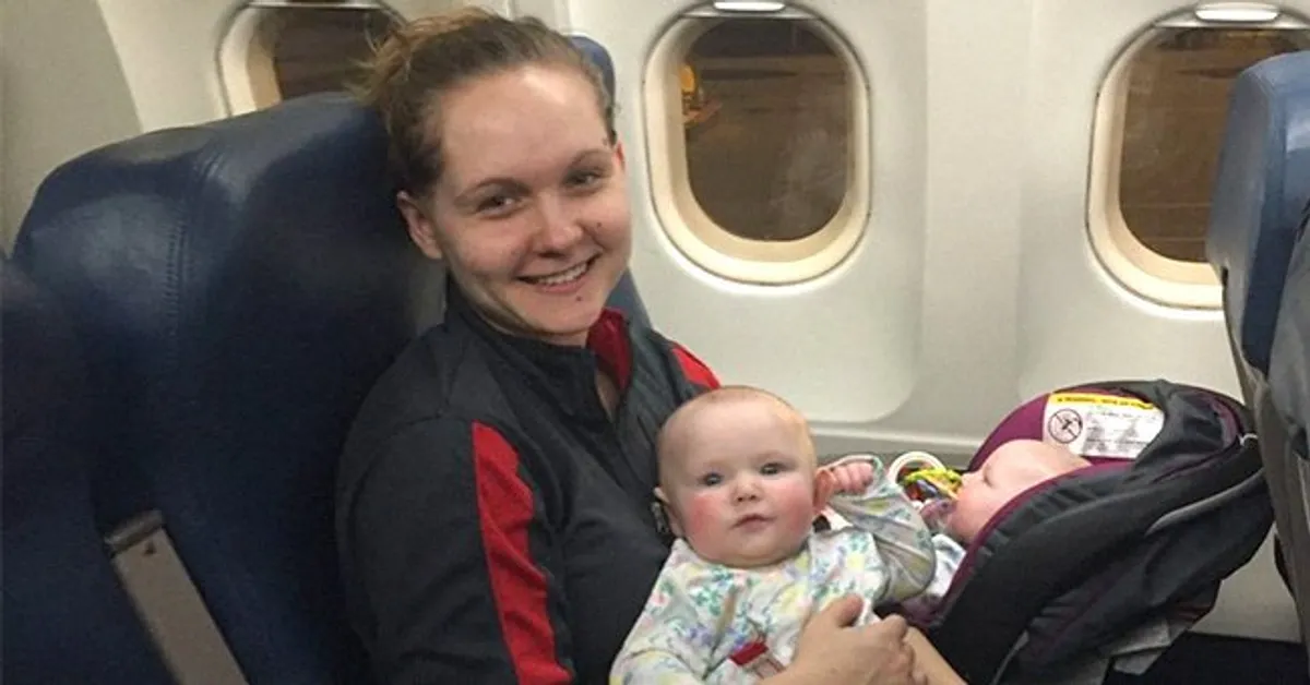 Molly Schultz hält ihre 7 Monate alten Zwillinge fest, während sie in einem Flugzeug sitzt. │Quelle: instagram.com/triedandtruemama