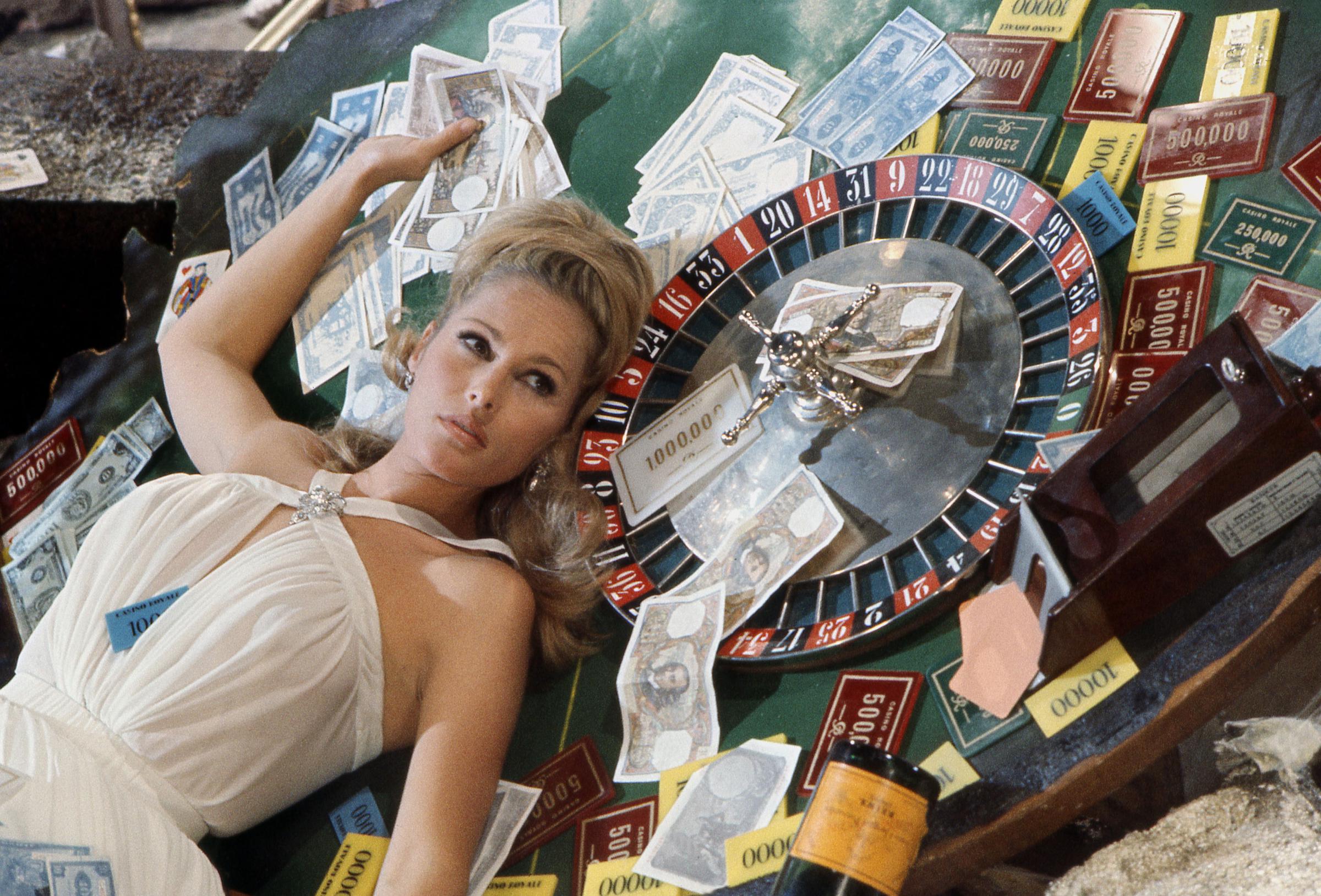 Ursula Andress am Set von "Casino Royale" im Jahr 1967. | Quelle: Getty Images