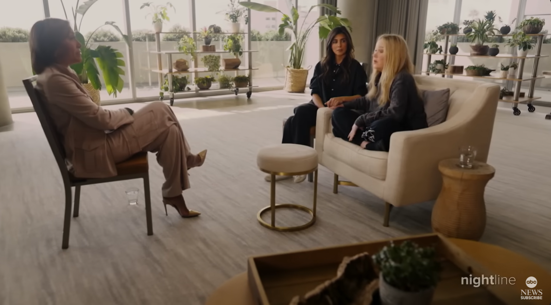 Robin Roberts' Interview mit Christina Applegate und Jamie-Lynn Sigler im März 2024. | Quelle: YouTube/ABCNews