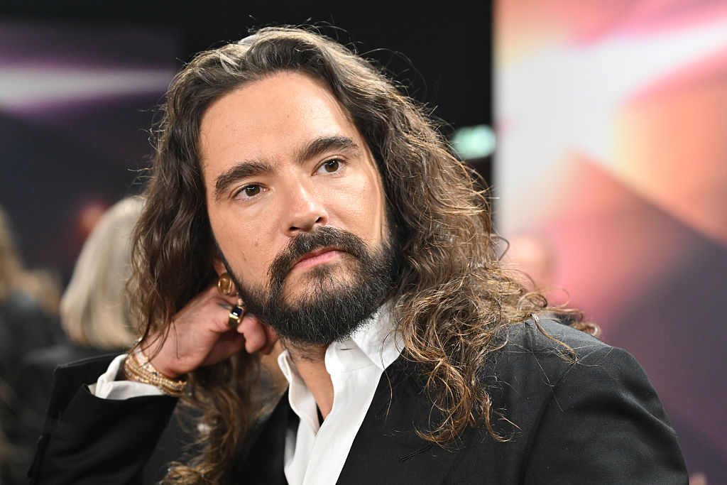 Bambi-Verleihung, Gelände der Bavaria Film, Tom Kaulitz vor der Bambi-Verleihung 2025 in den Bavaria Film Studios. | Quelle: Getty Images