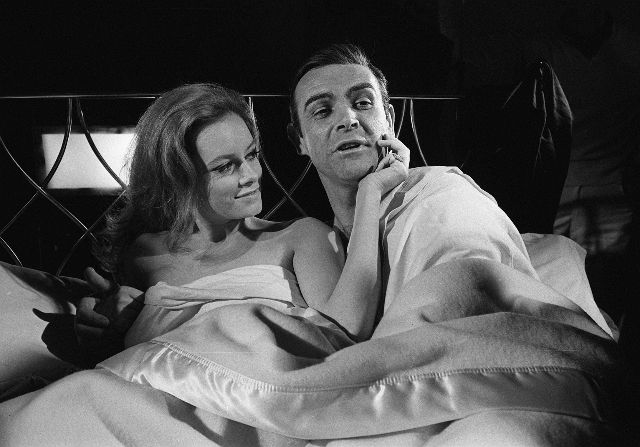 Luciana Paluzzi und Sean Connery am Set von "Thunderball" in den Pinewood Studios im März 1965. | Quelle: Getty Images