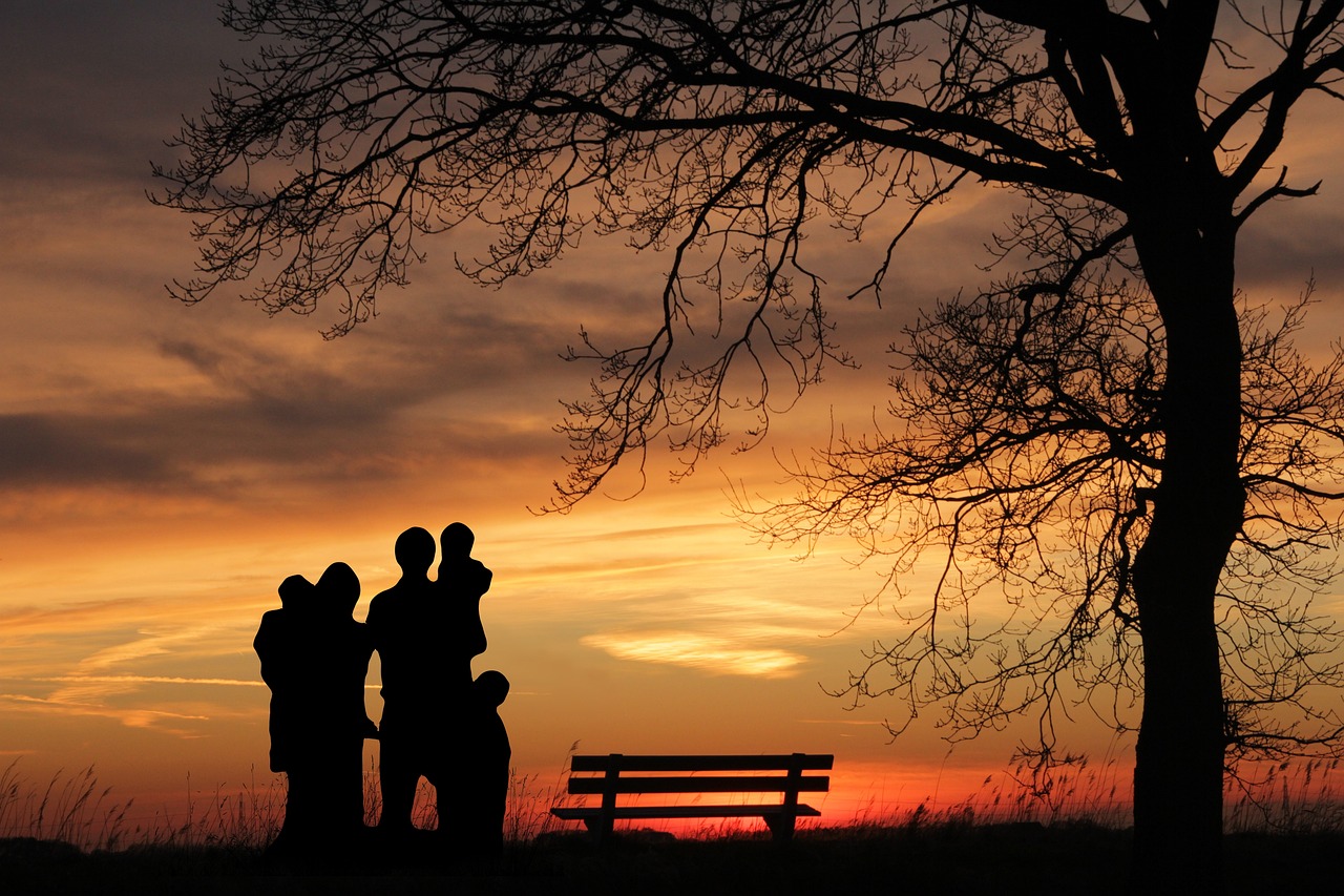 Eine Familie beobachtet den Sonnenuntergang | Quelle: Pixabay