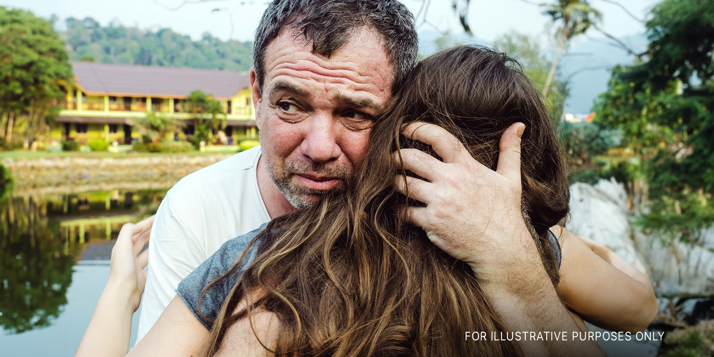 Ein aufgebrachter Vater tröstet seine Tochter mit einer Umarmung | Quelle: Shutterstock