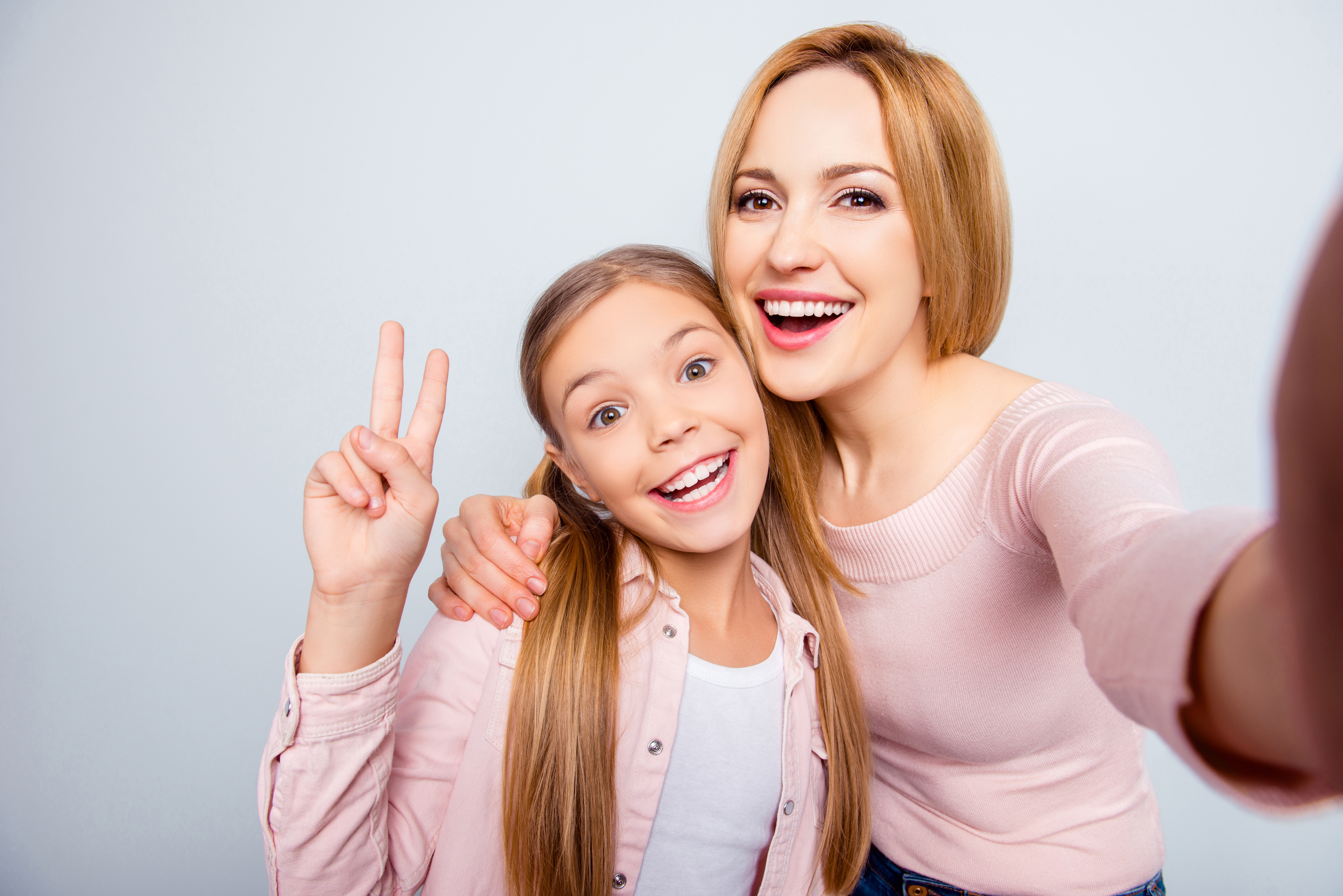 Glückliches Mädchen und ihre Mutter | Quelle: Shutterstock