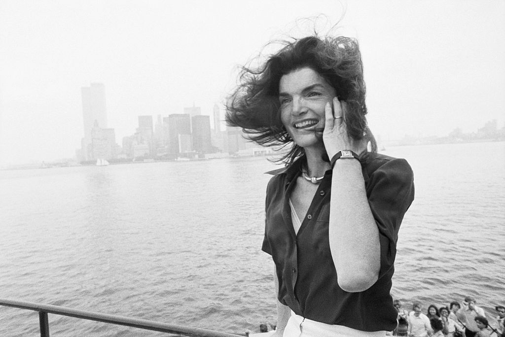 Jacqueline Kennedy Onassis im New Yorker Hafen, als sie am 31. Juli 1976 von Staten Island in den Big Apfel zurückkehrt | Quelle: Getty Images