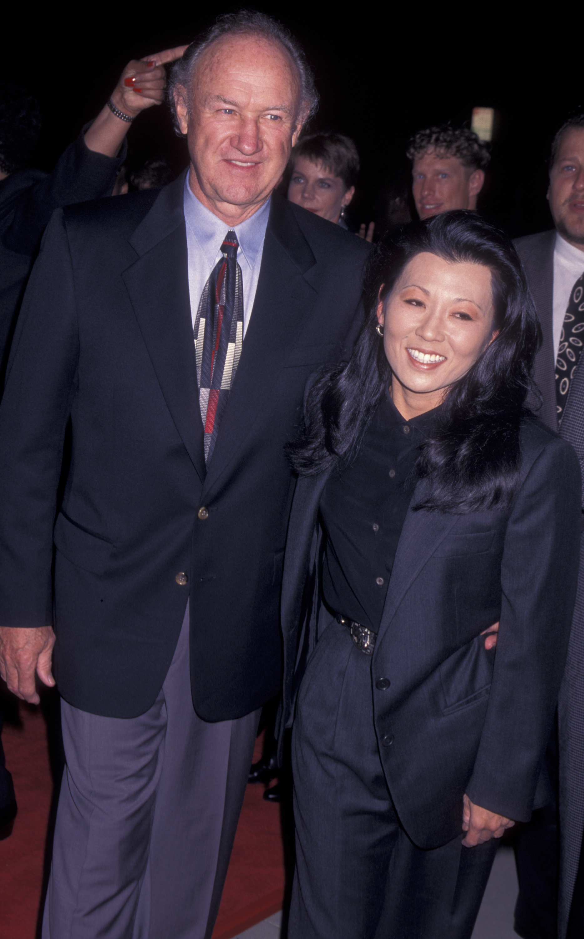 Der Schauspieler Gene Hackman und seine Frau Betsy Hackman besuchen die Premiere von "The Chamber" am 2. Oktober 1996 im Academy Theater in Beverly Hills, Kalifornien. | Quelle: Getty Images