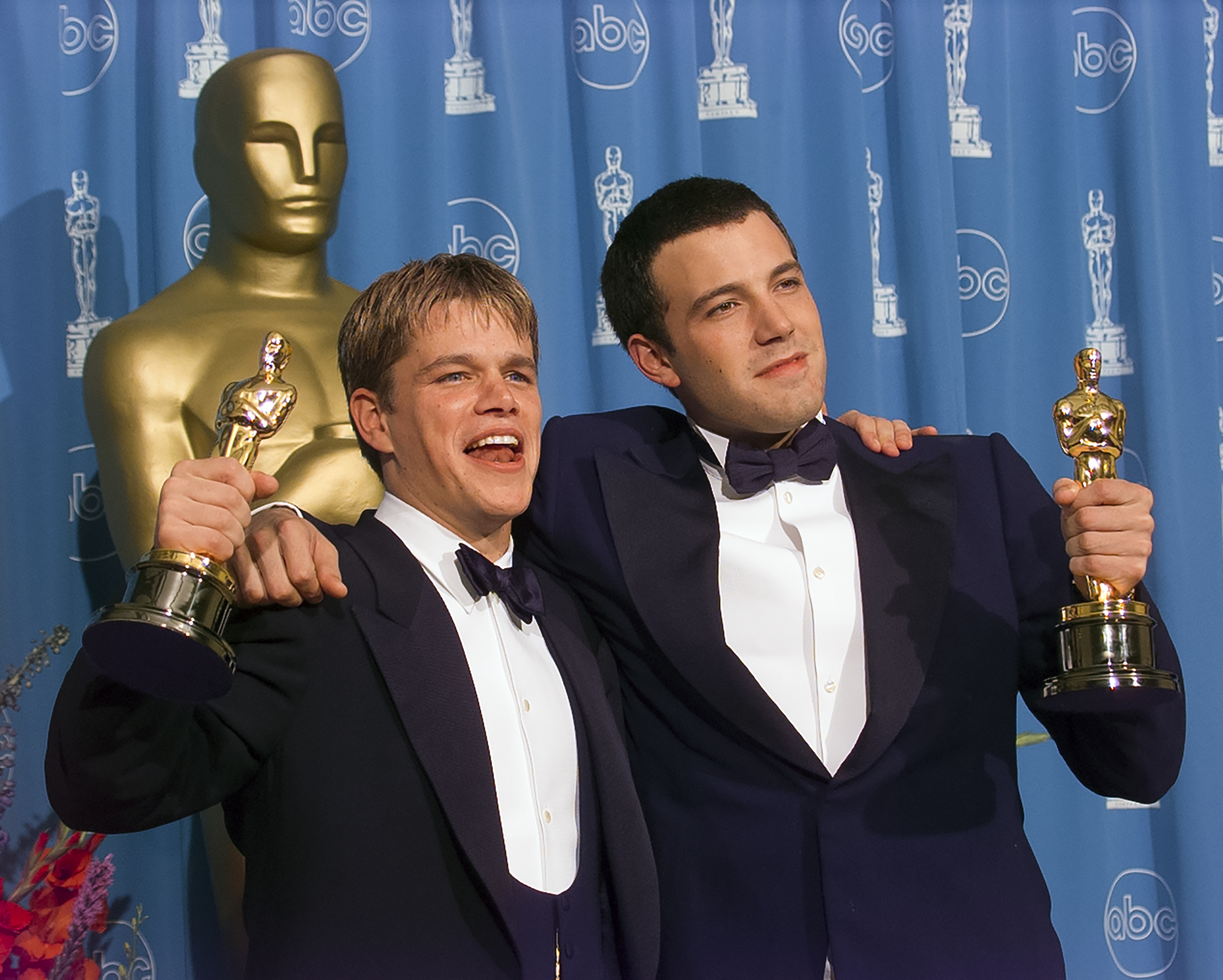 Ben Affleck und Matt Damon halten ihre Oscar-Auszeichnungen hinter der Bühne der Academy Awards Show am 23. März 1998 in Los Angeles, Kalifornien. | Quelle: Getty Images