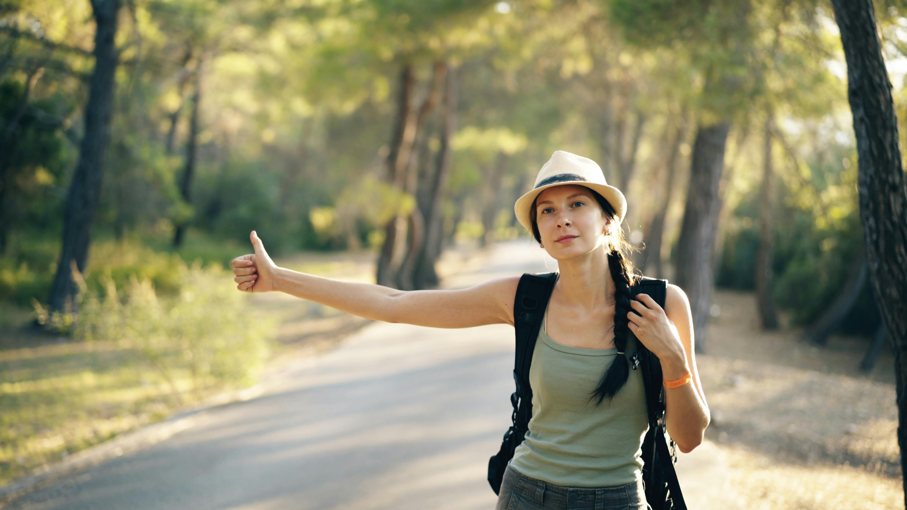 Eine Frau, die per Anhalter fährt | Quelle: Pexels