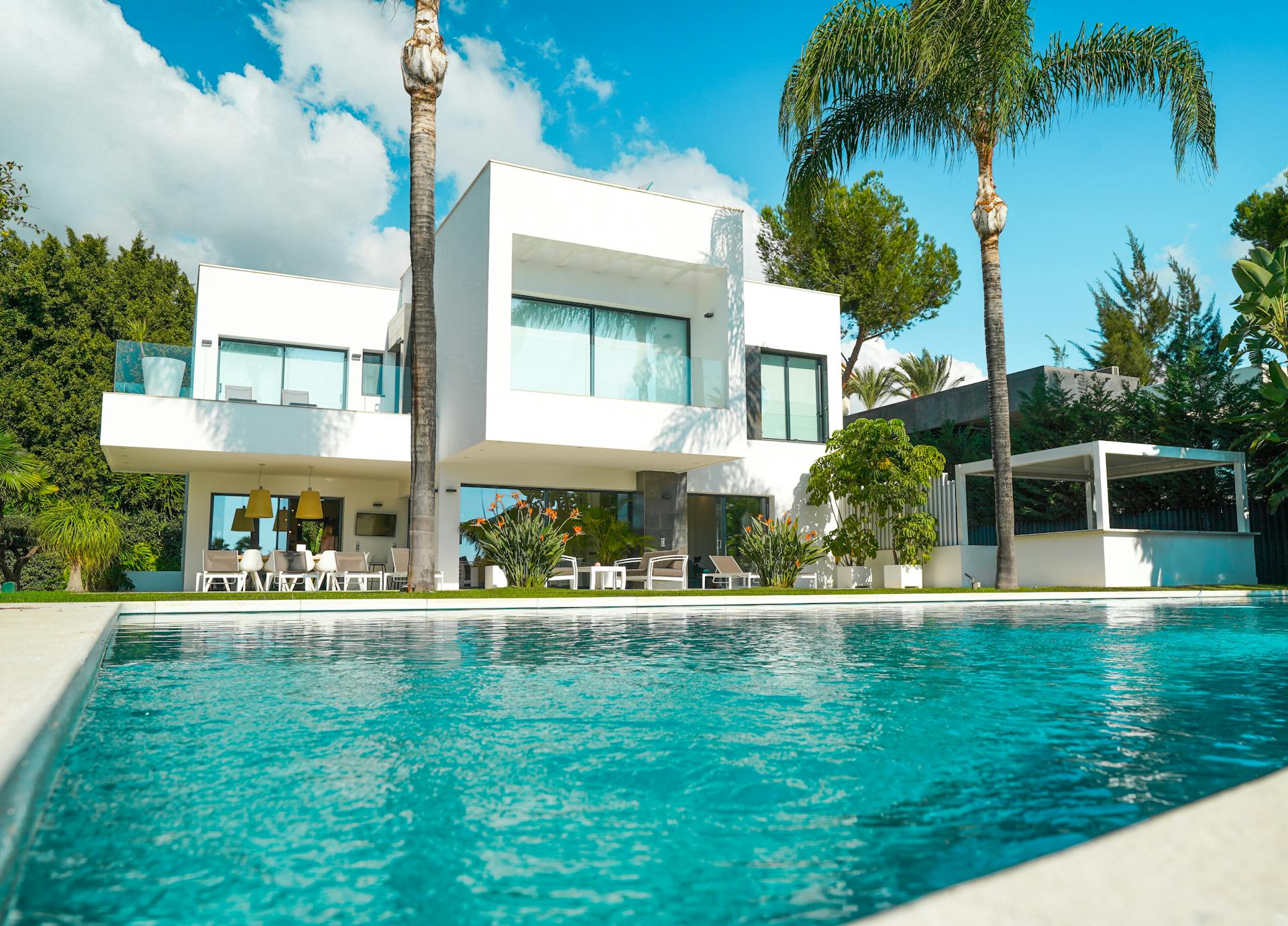 Eine moderne Villa mit Swimmingpool und sonnenbeschienenem Garten | Quelle: Pexels