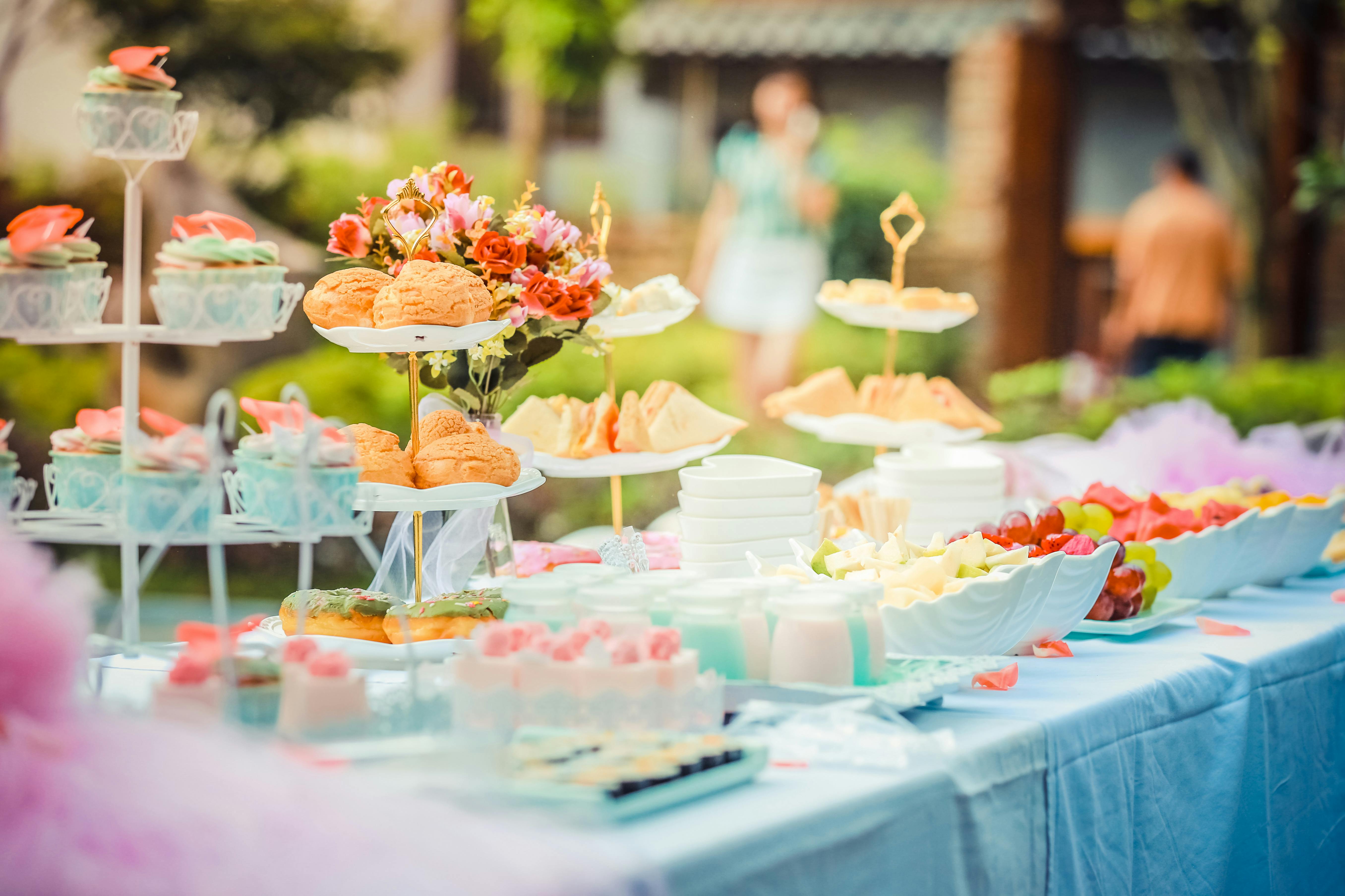 Verschiedene Desserts auf einem Buffettisch | Quelle: Pexels