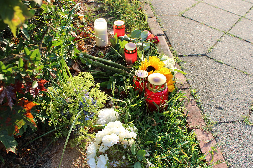 30. Juni 2026, Niedersachsen, Stade: Vor einem Gebäude einer Jugendeinrichtung wurden Blumen und Kerzen niedergelegt. Bei einer Schießerei in der Einrichtung kamen gestern mehrere Menschen ums Leben. | Quelle: Getty Images