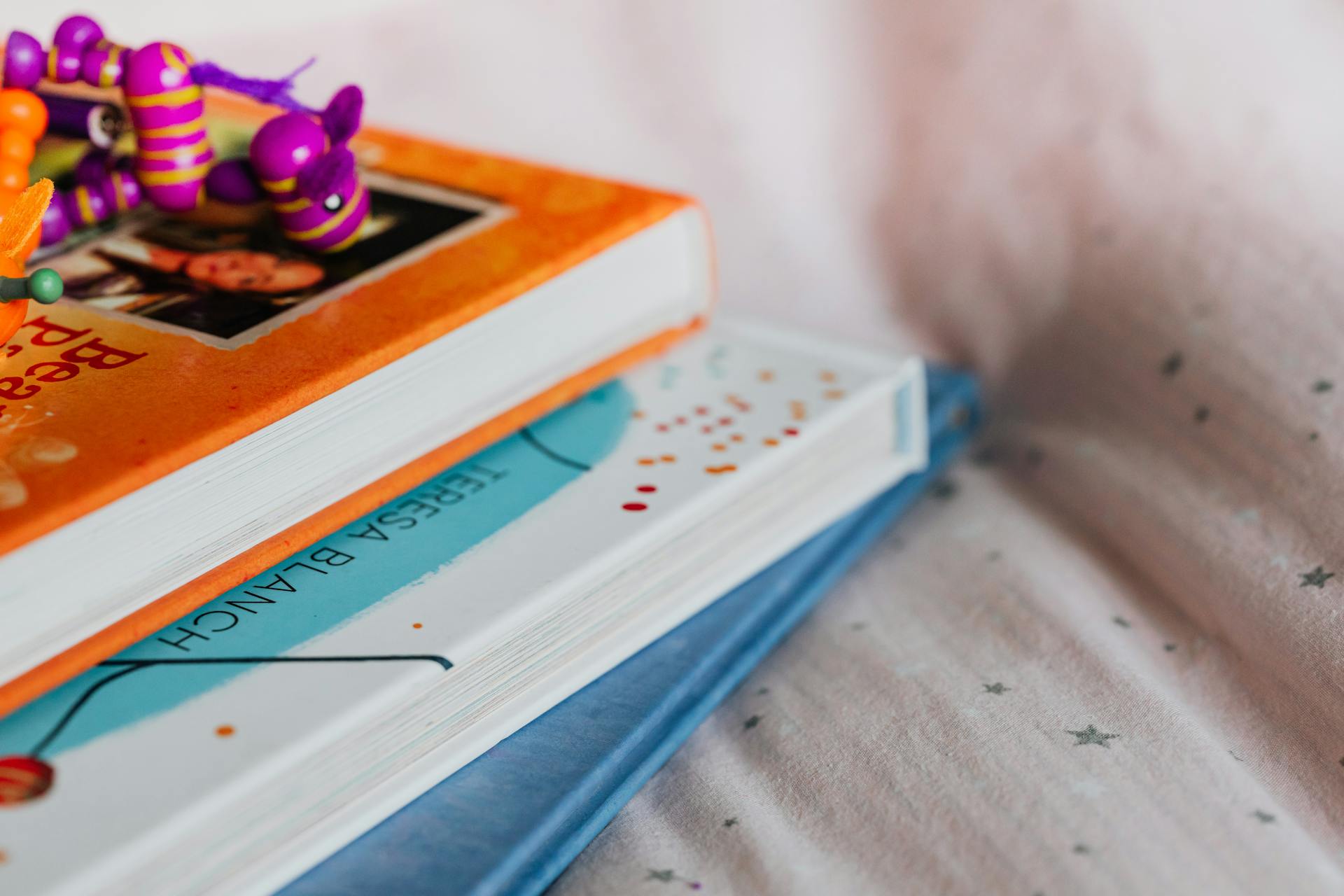 Ein Stapel von Kinderbüchern | Quelle: Pexels