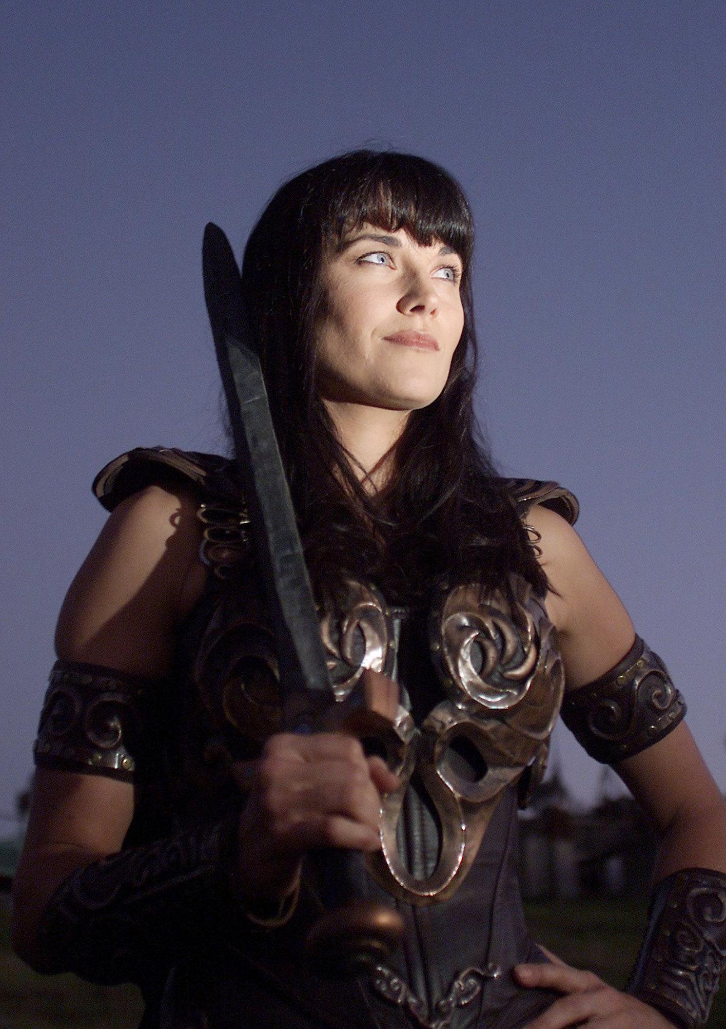 Lucy Lawless als Xena während der letzten Nacht der Dreharbeiten zur letzten Folge von "Xena: Warrior Princess" am 30. März 2001 | Quelle: Getty Images