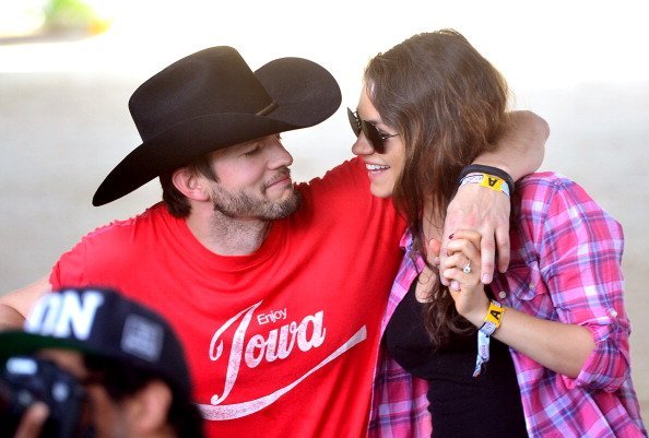 Ashton Kutcher und Mila Kunis, Tag 1 Stagecoach California's Country Music Festival, Indio, 2014 | Quelle: Getty Images