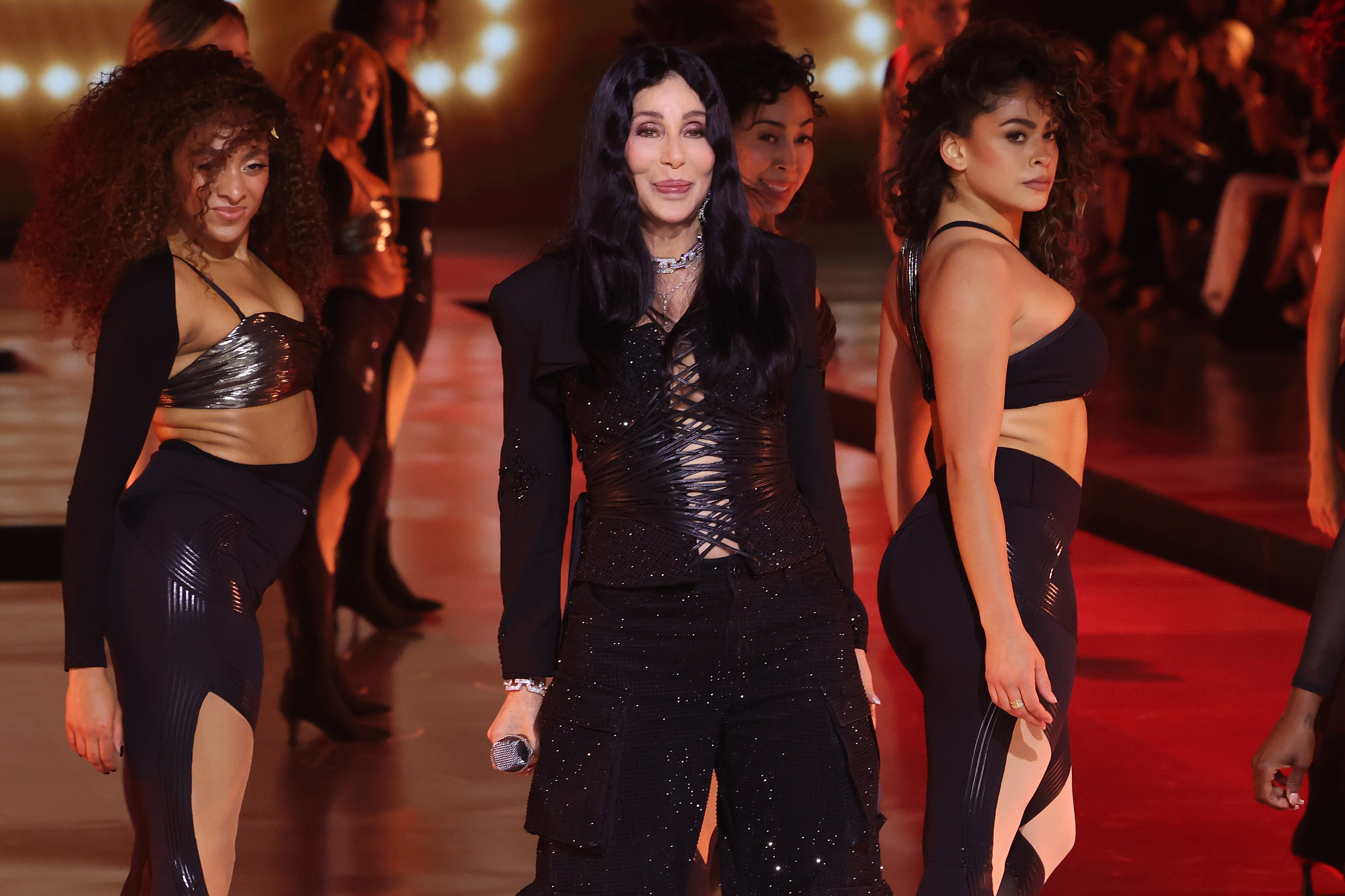 Cher tritt während der Victoria's Secret Fashion Show 2024 im Duggal Greenhouse auf | Quelle: Getty Images