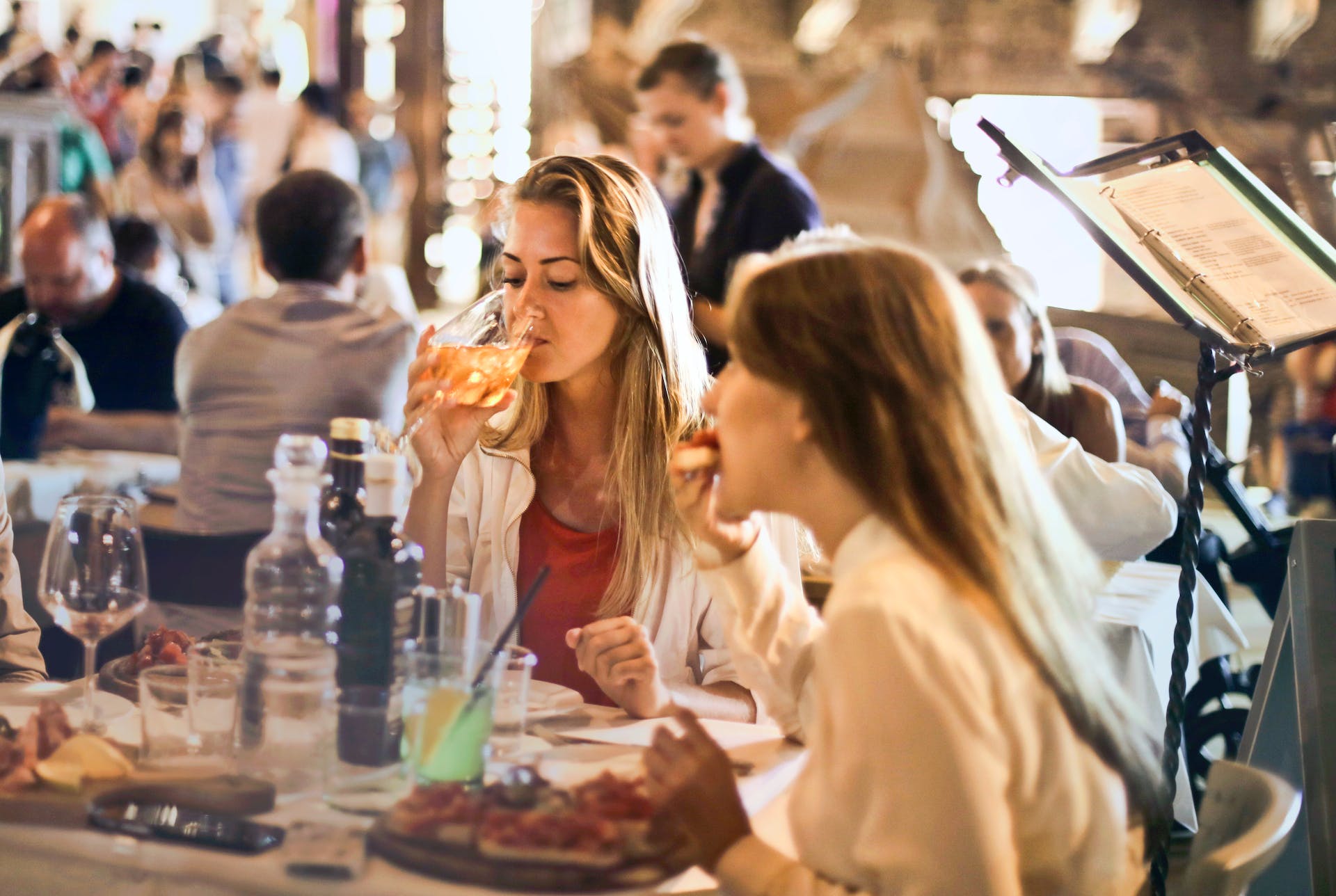 Frauen beim Essen in einem Restaurant | Quelle: Pexels