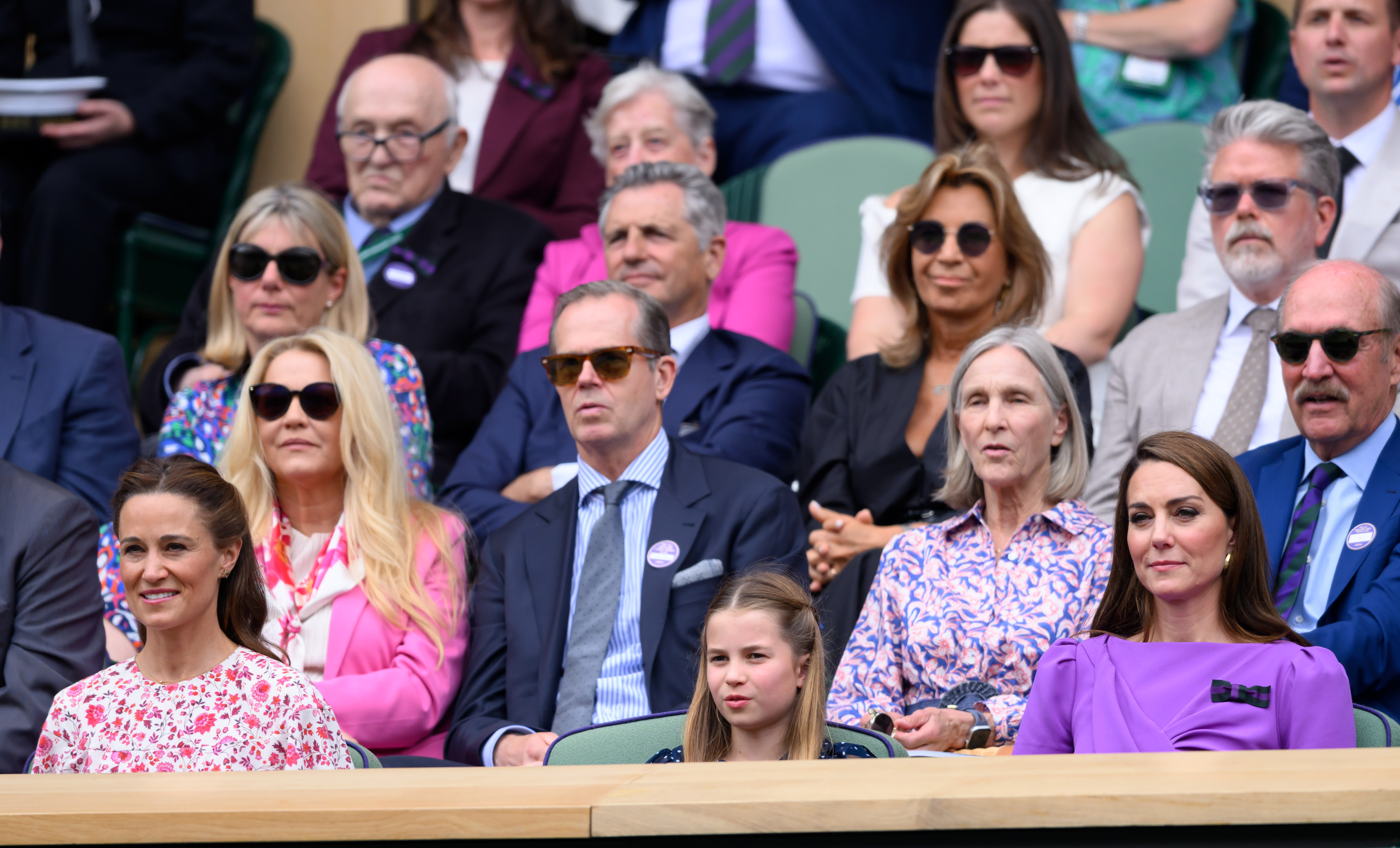 Pippa Middleton, Prinzessin Charlotte und Kate Middleton am Rande des Centre Court während der Wimbledon Tennis Championships am 14. Juli 2024 in London, England. | Quelle: Getty Images