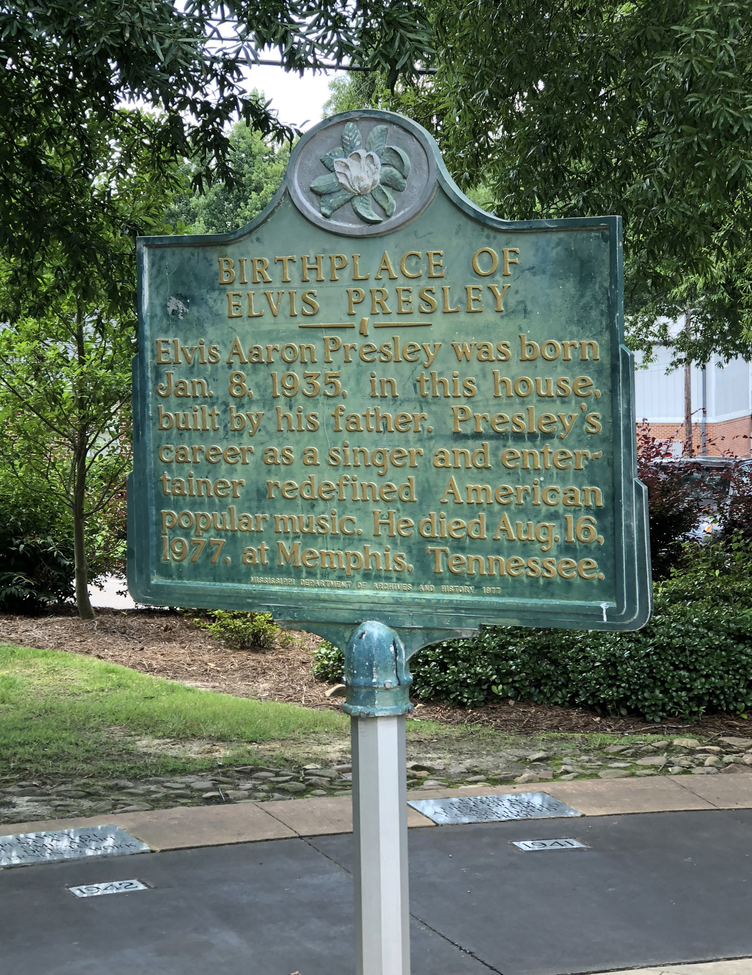 Ein Schild an Elvis Presleys Geburtshaus in Tupelo, Mississippi, am 13. Juli 2018 | Quelle: Getty Images