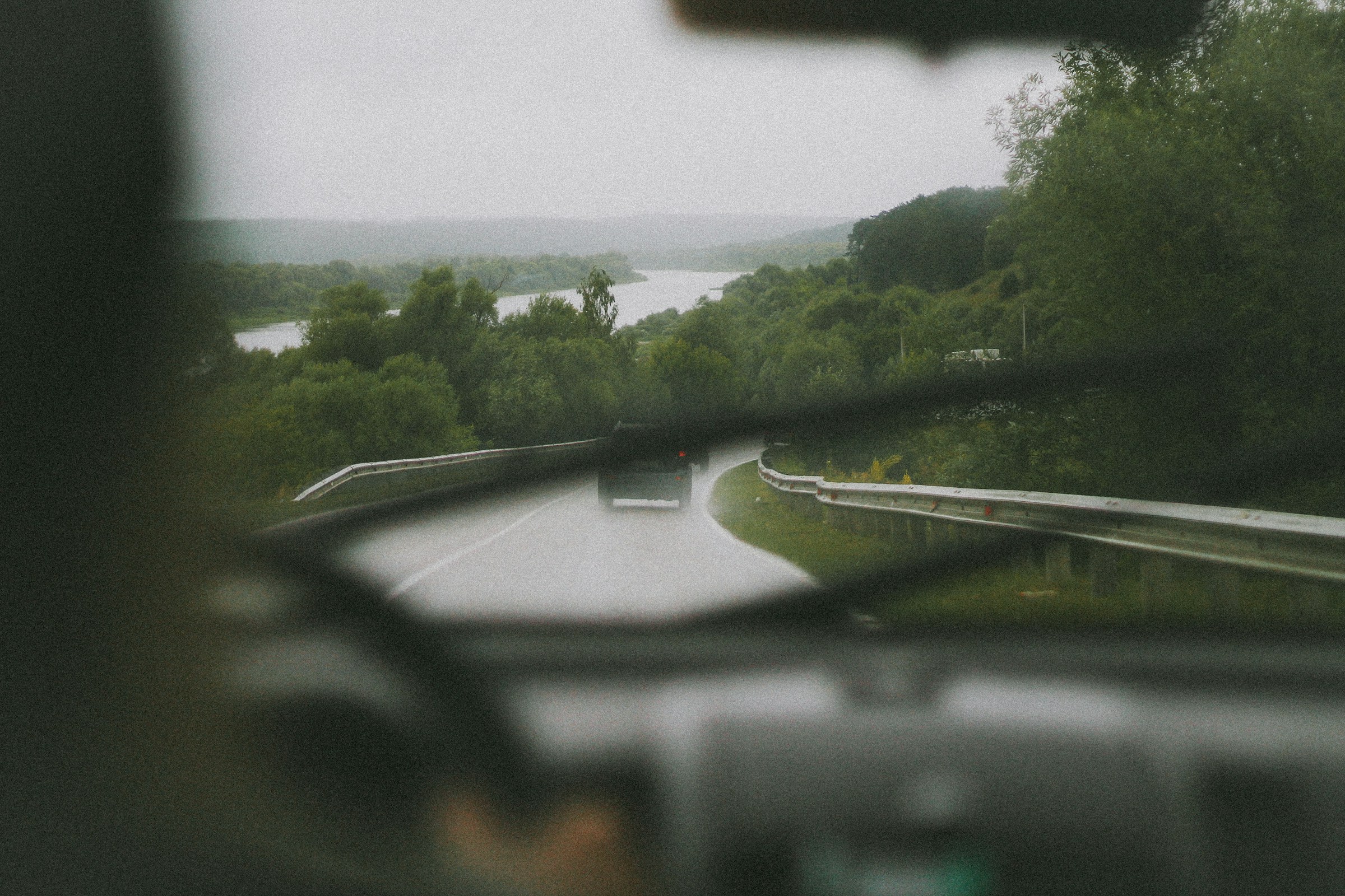 Fahrt durch eine Straße an einem See | Quelle: Unsplash