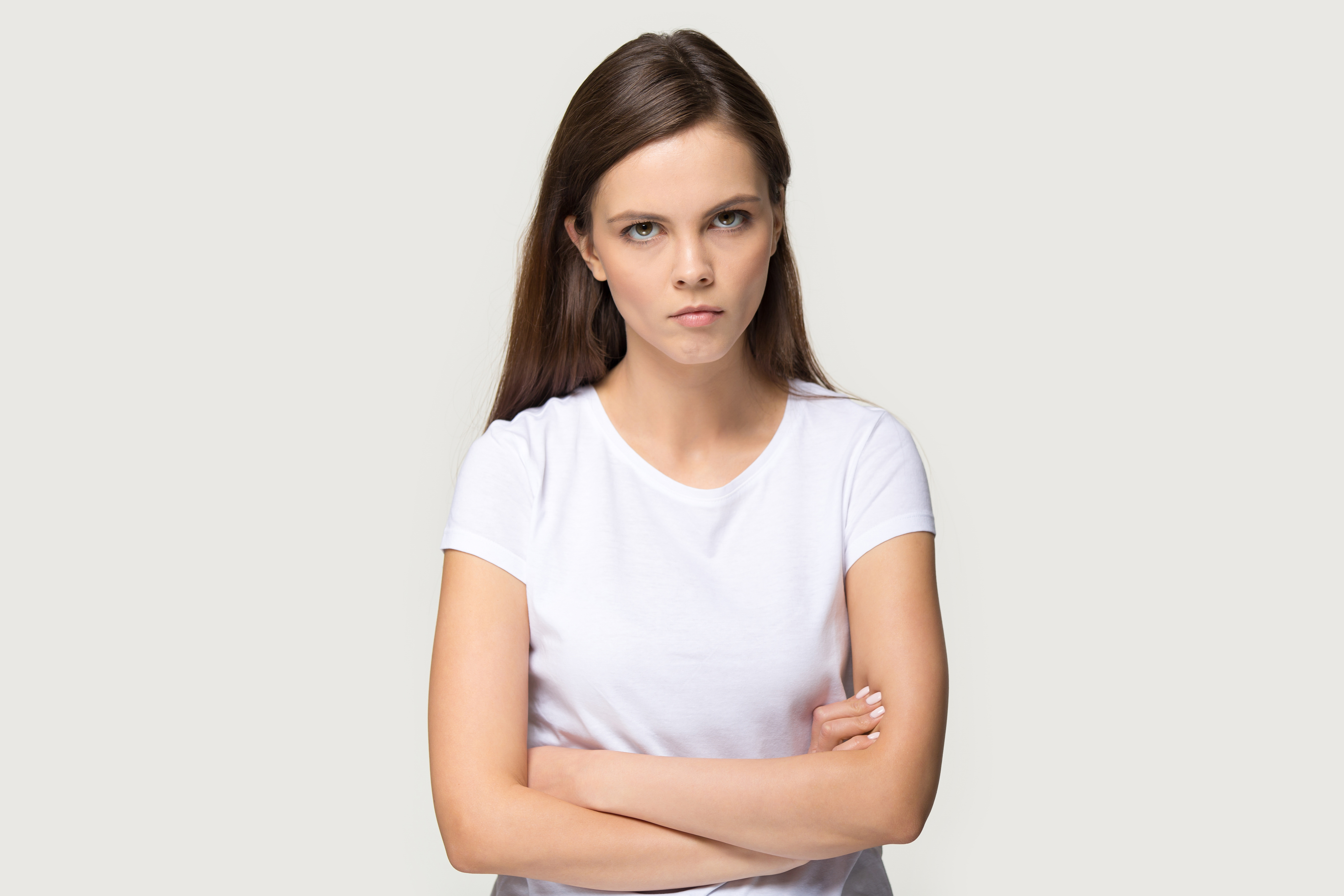 Ein junges Mädchen, das verärgert aussieht | Quelle: Shutterstock