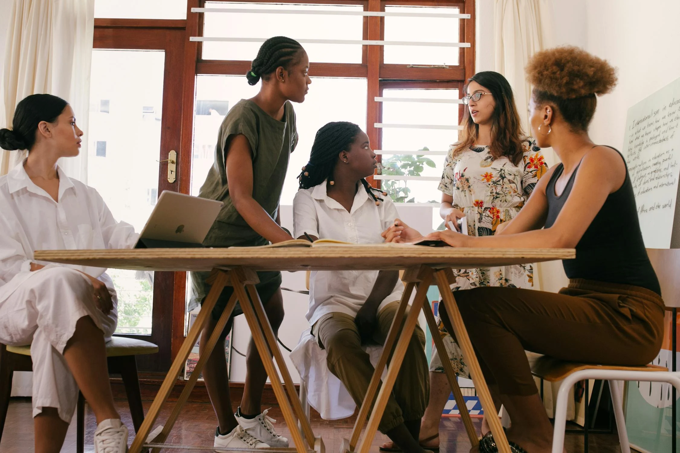 Frauen arbeiten zusammen | Quelle: Pexels