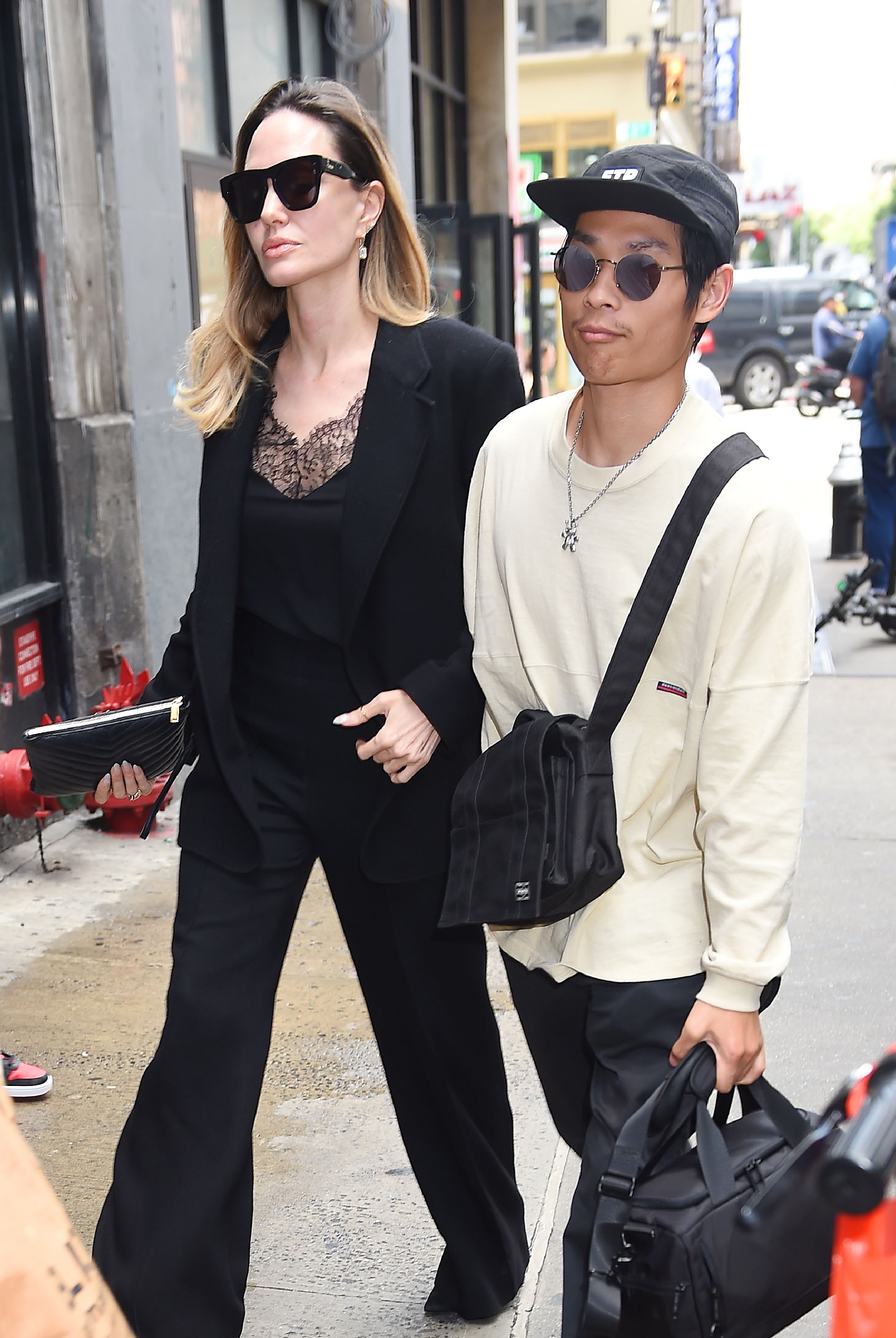 Angelina Jolie und Pax Jolie-Pitt, fotografiert in New York City am 16. August 2023. | Quelle: Getty Images