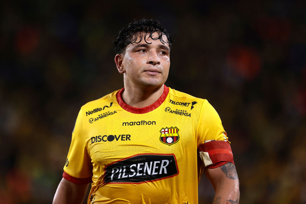 Mario Pineida vom FC Barcelona beobachtet das Spiel der Gruppe C der Copa CONMEBOL Libertadores 2023 zwischen dem FC Barcelona und Palmeiras im Estadio Monumental Isidro Romero Carbo am 3. Mai 2023 in Guayaquil, Ecuador | Quelle: Getty Images