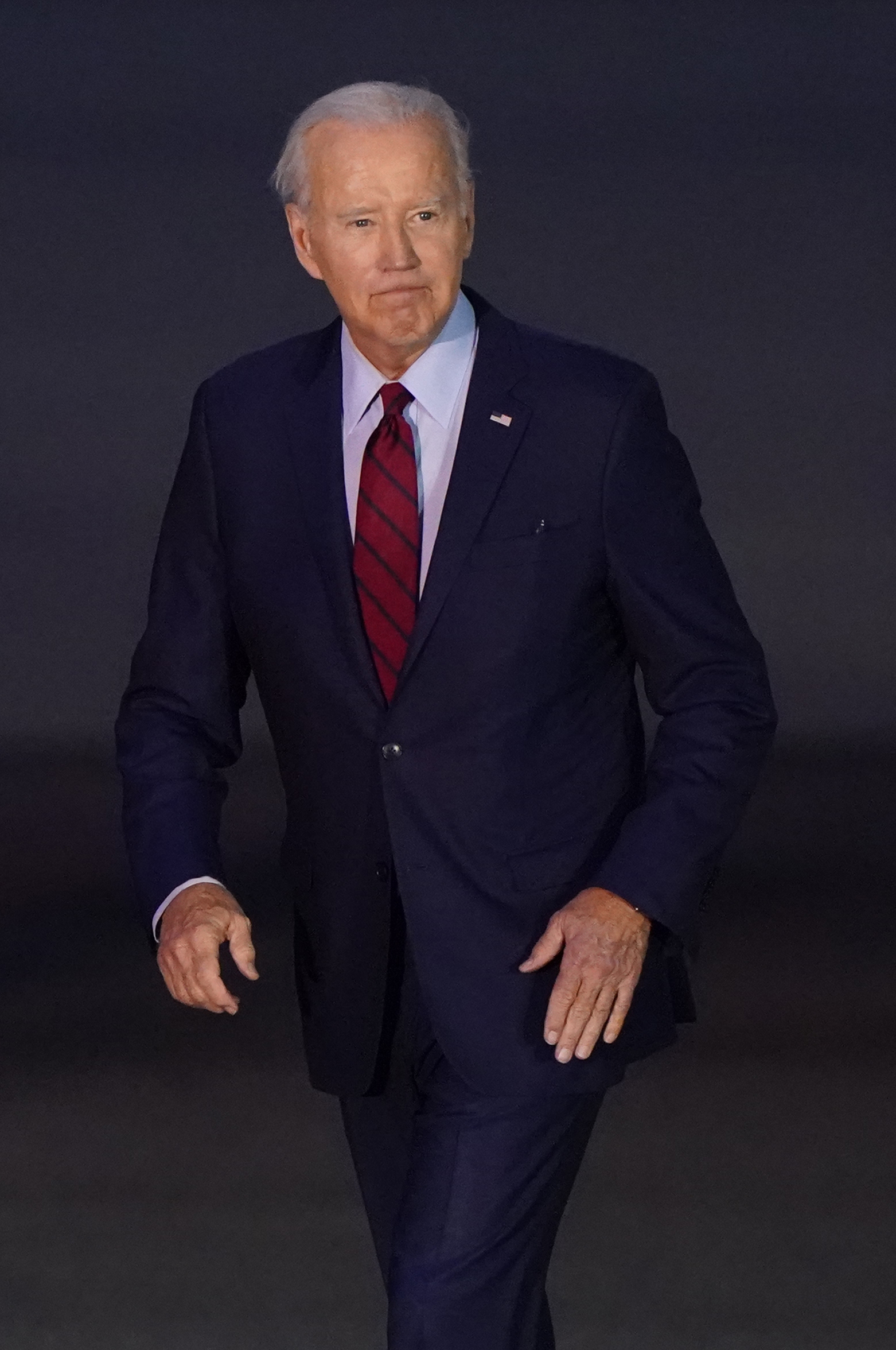 Der ehemalige US-Präsident Joe Biden bei der Ankunft in der Air Force One auf dem Flughafen Stansted in Essex, England, am 9. Juli 2023. | Quelle: Getty Images
