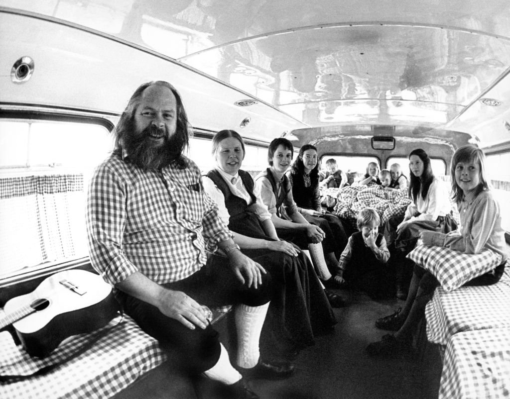 Die Kelly Family mit Familienoberhaupt Dan Kelly (l) tourt im August 1989 mit ihrem Wohnbus | Quelle: Getty Images