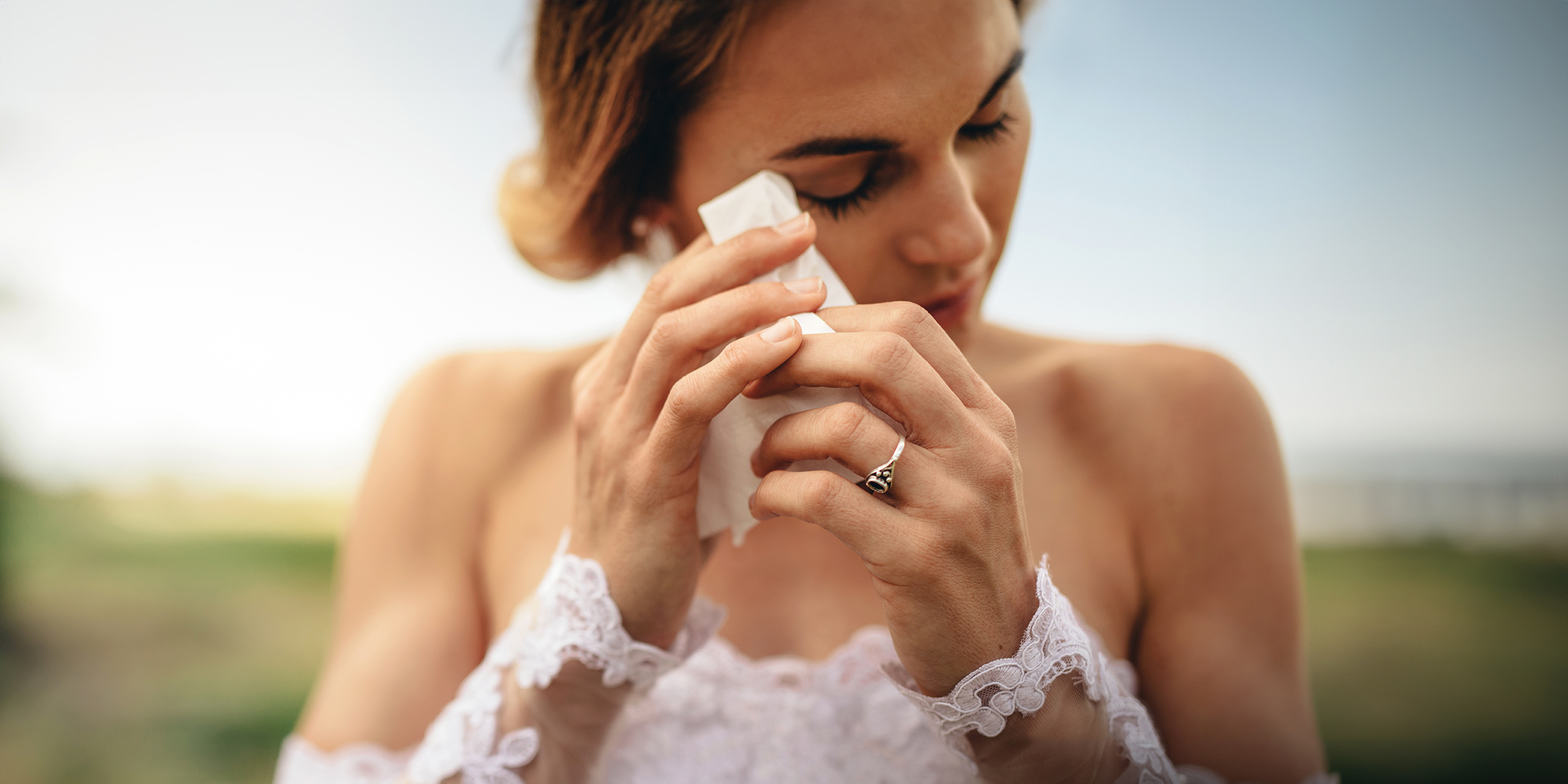 Eine weinende Braut | Quelle: Shutterstock