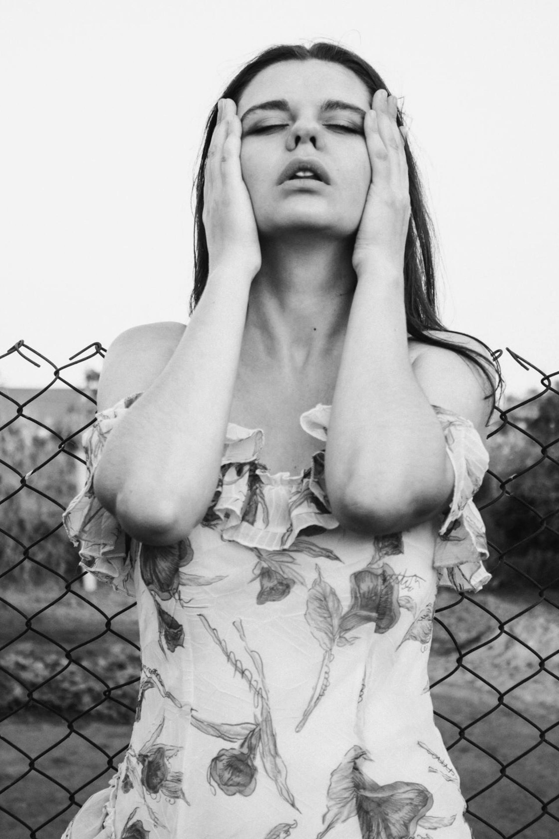 Ein Graustufenfoto einer Frau mit den Händen im Gesicht | Quelle: Pexels
