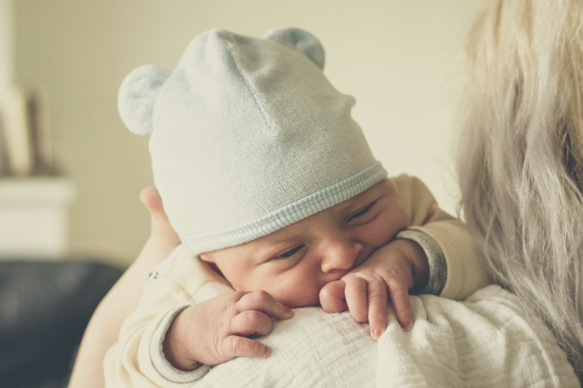 Eine Mutter, die ihr Baby trägt | Quelle: Unsplash