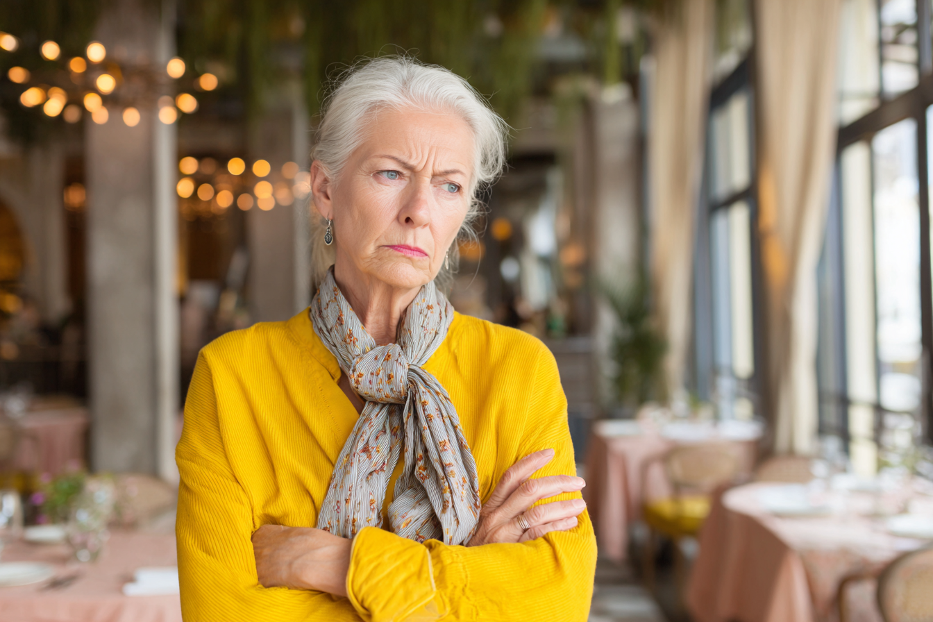 Eine wütende Frau in einem Hotelrestaurant | Quelle: Midjourney