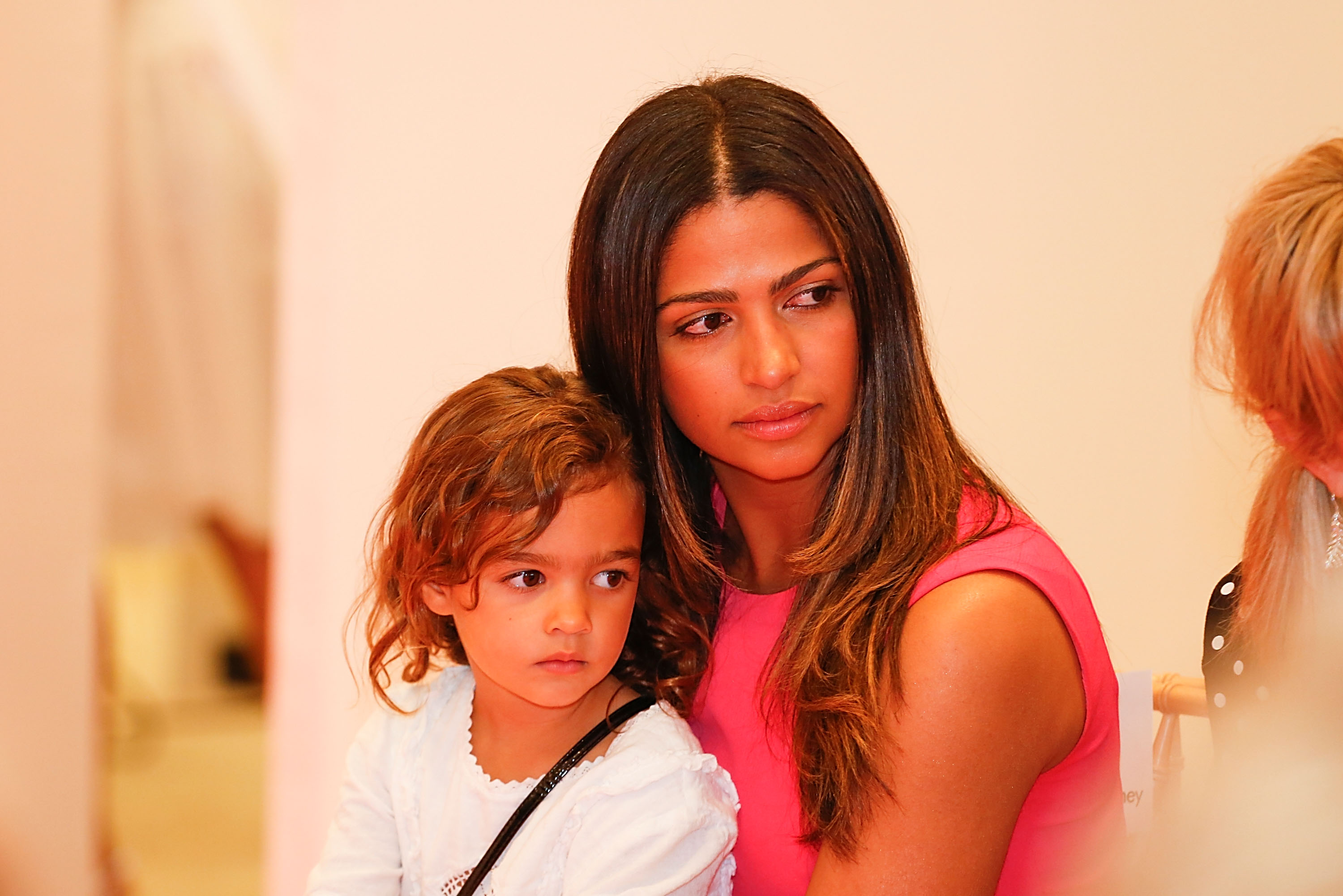 Camila Alves und Vida McConaughey sehen sich das Badgley Mischka Fashion Event bei Neiman Marcus in Austin, Texas, am 25. April 2014 an | Quelle: Getty Images