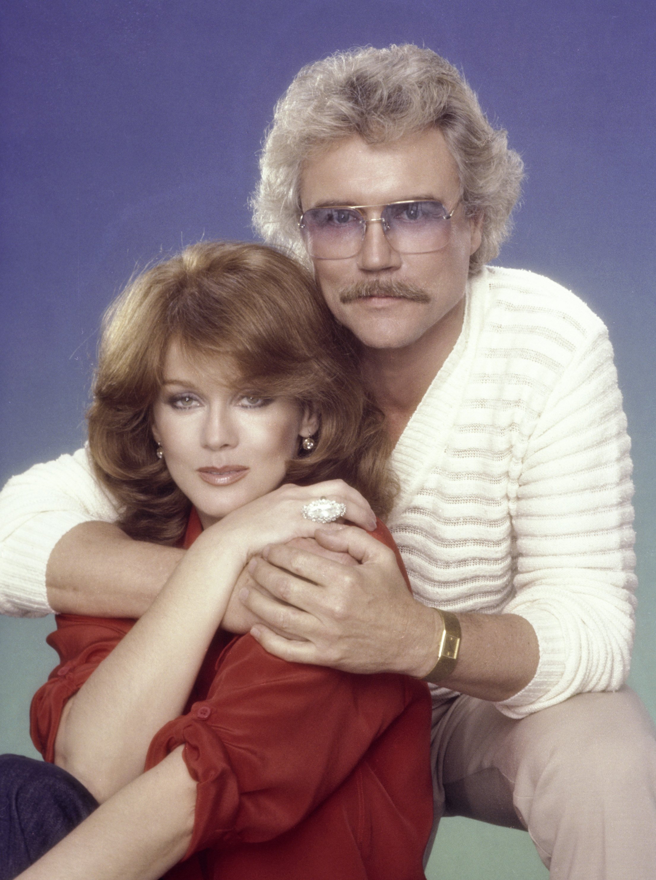 Ann-Margret und Ehemann Roger Smith posieren 1980 in Los Angeles, Kalifornien, für ein Porträt. | Quelle: Getty Images