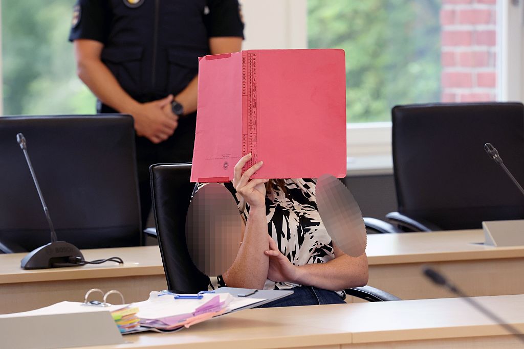 9. Juni 2026, Mecklenburg-Vorpommern, Rostock: Die Angeklagte wartet im Saal des Landgerichts auf die Fortsetzung des Mordprozesses im Fall Fabian. Der Angeklagten wird vorgeworfen, den achtjährigen Fabian aus Güstrow am 10. Oktober 2025 heimtückisch und aus niedrigen Beweggründen getötet zu haben. | Quelle: Getty Images
