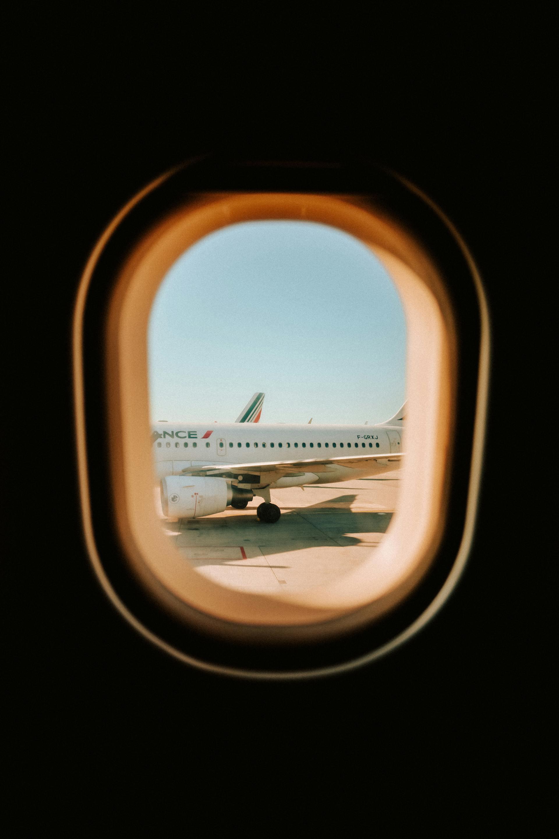 Der Blick aus dem Fenster eines Flugzeugs | Quelle: Pexels