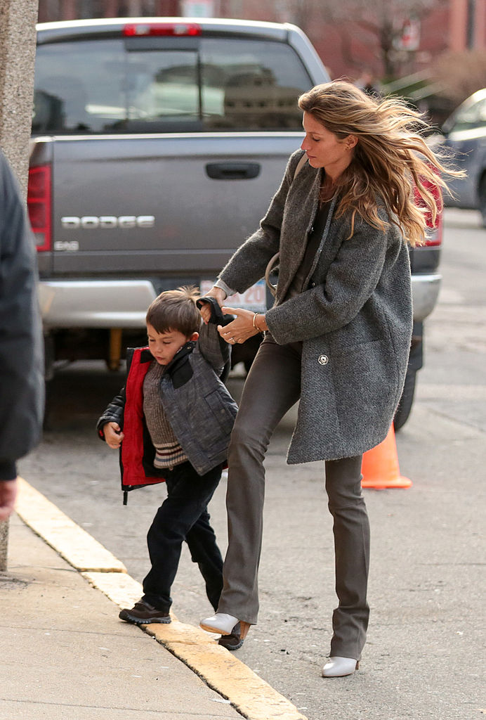 Gisele Bündchen und Sohn Benjamin Brady sind am 24. Dezember 2013 in Boston, Massachusetts, zu sehen. (Foto: Stickman/Bauer-Griffin/GC Images)