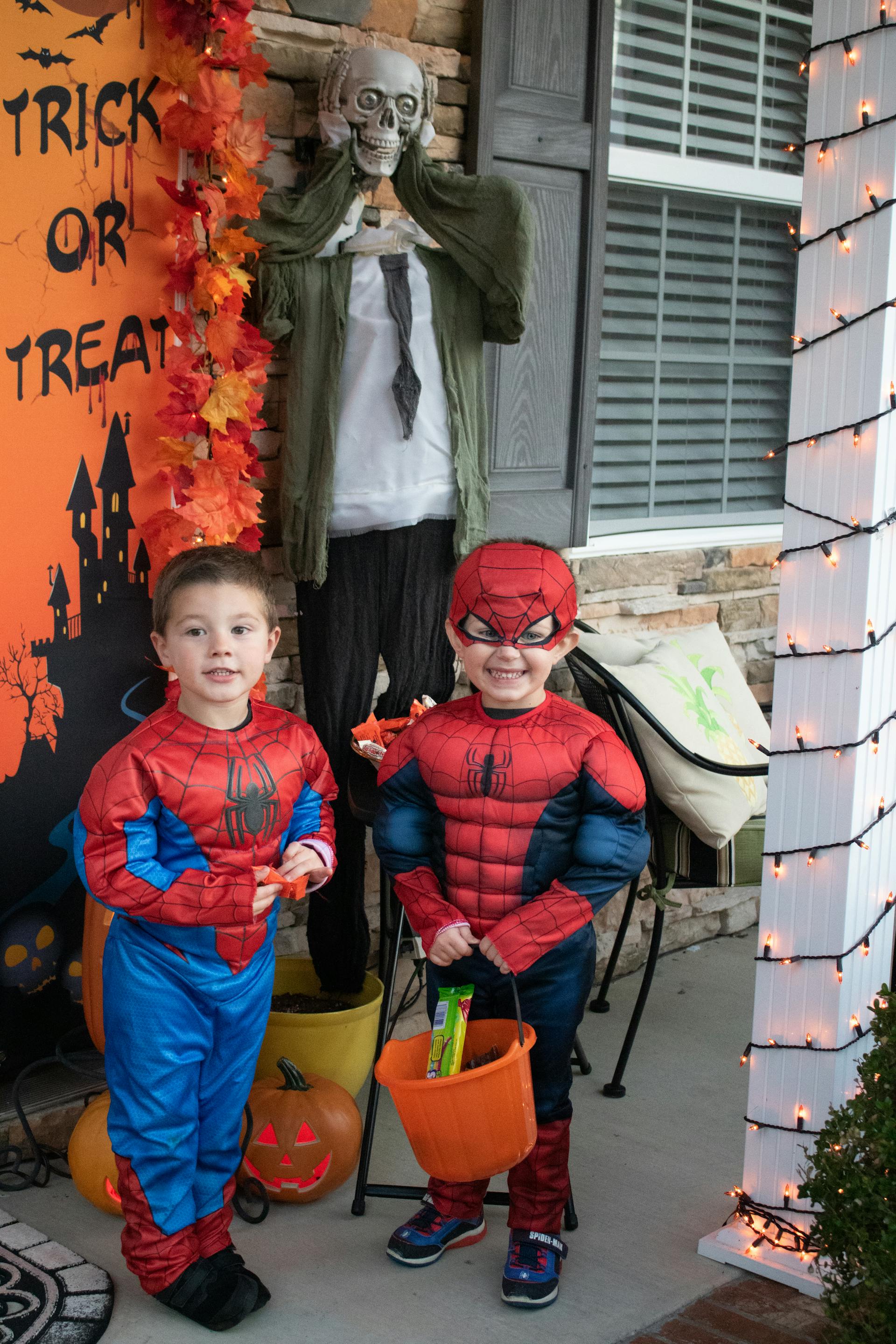 Zwei kleine Jungen in Spiderman-Kostümen zu Halloween | Quelle: Pexels