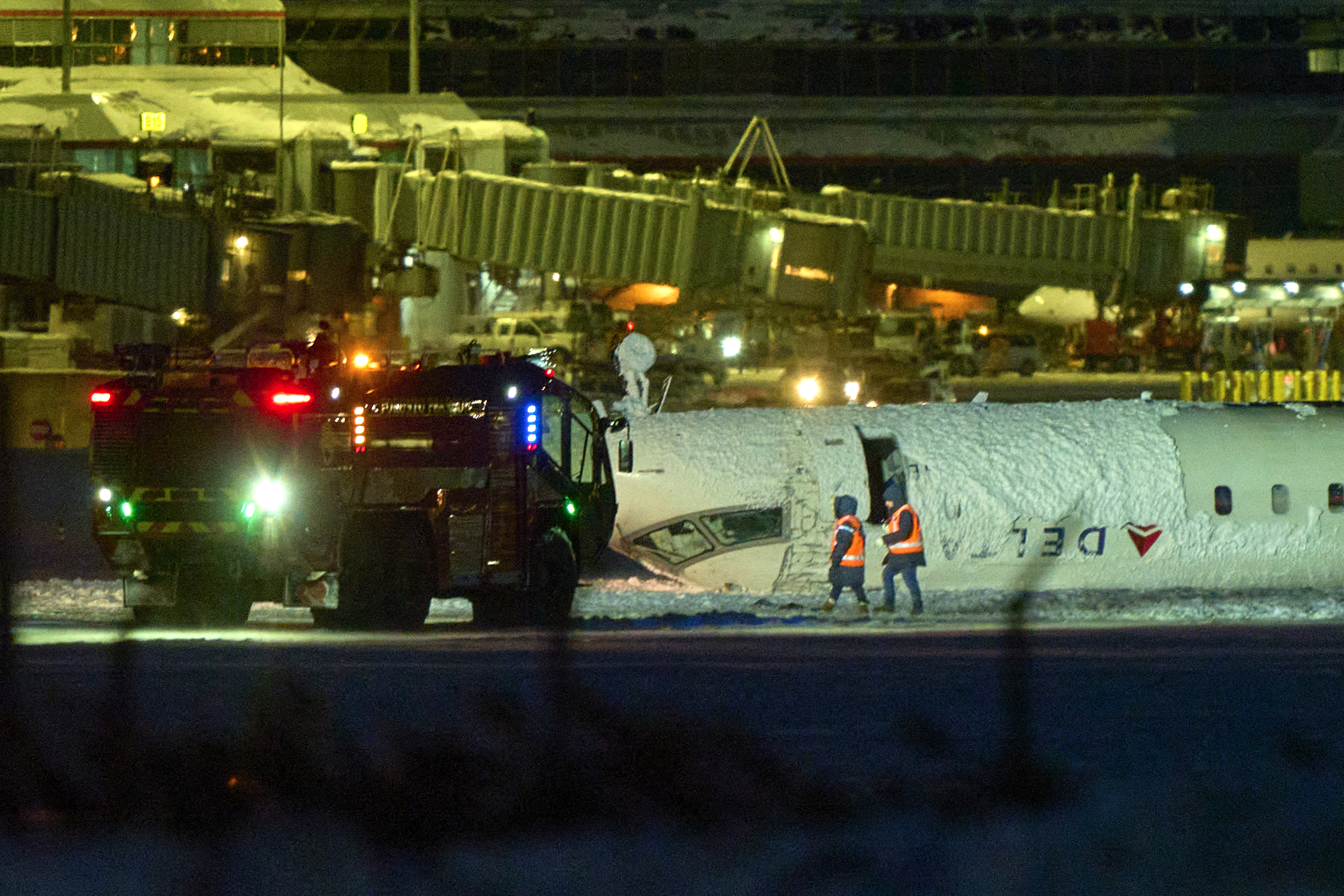 Eine Delta-Airlines-Maschine nach dem Absturz bei der Landung auf dem Toronto Pearson Airport in Toronto, Ontario, am 17. Februar 2025 | Quelle: Getty Images