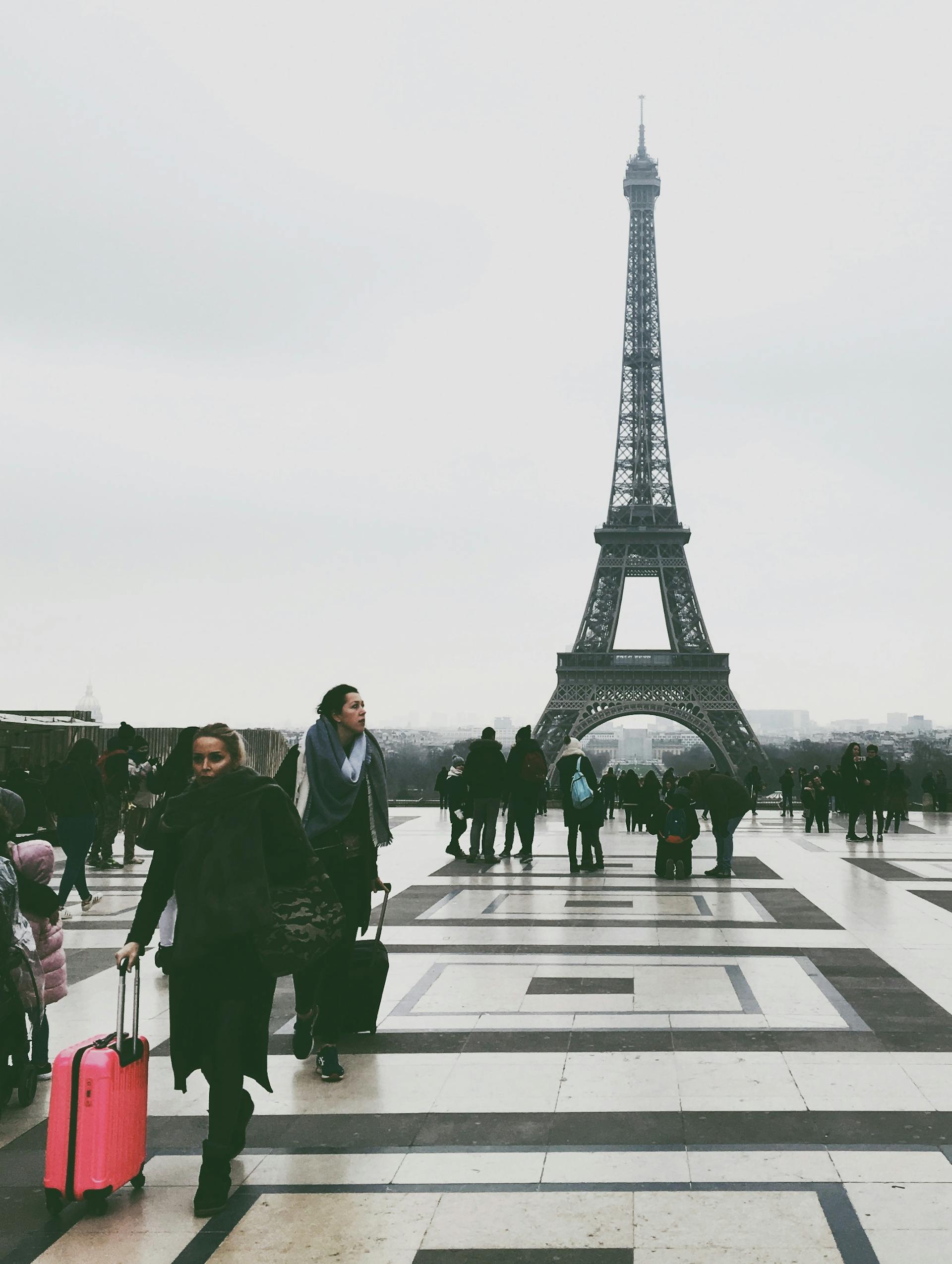 Menschen rund um den Eiffelturm | Quelle: Pexels